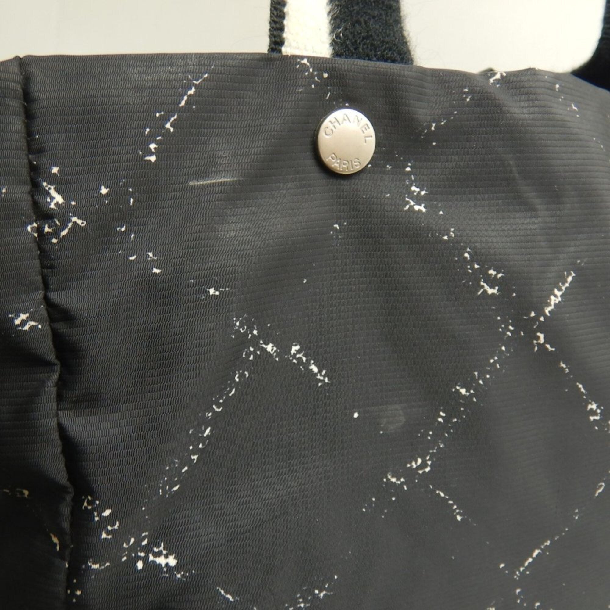 Chanel Black White Nylon Tote Bag (Pre-Owned)