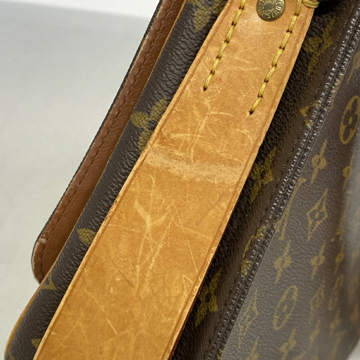 Louis Vuitton Brown Shoulder Bag (Pre-Owned)