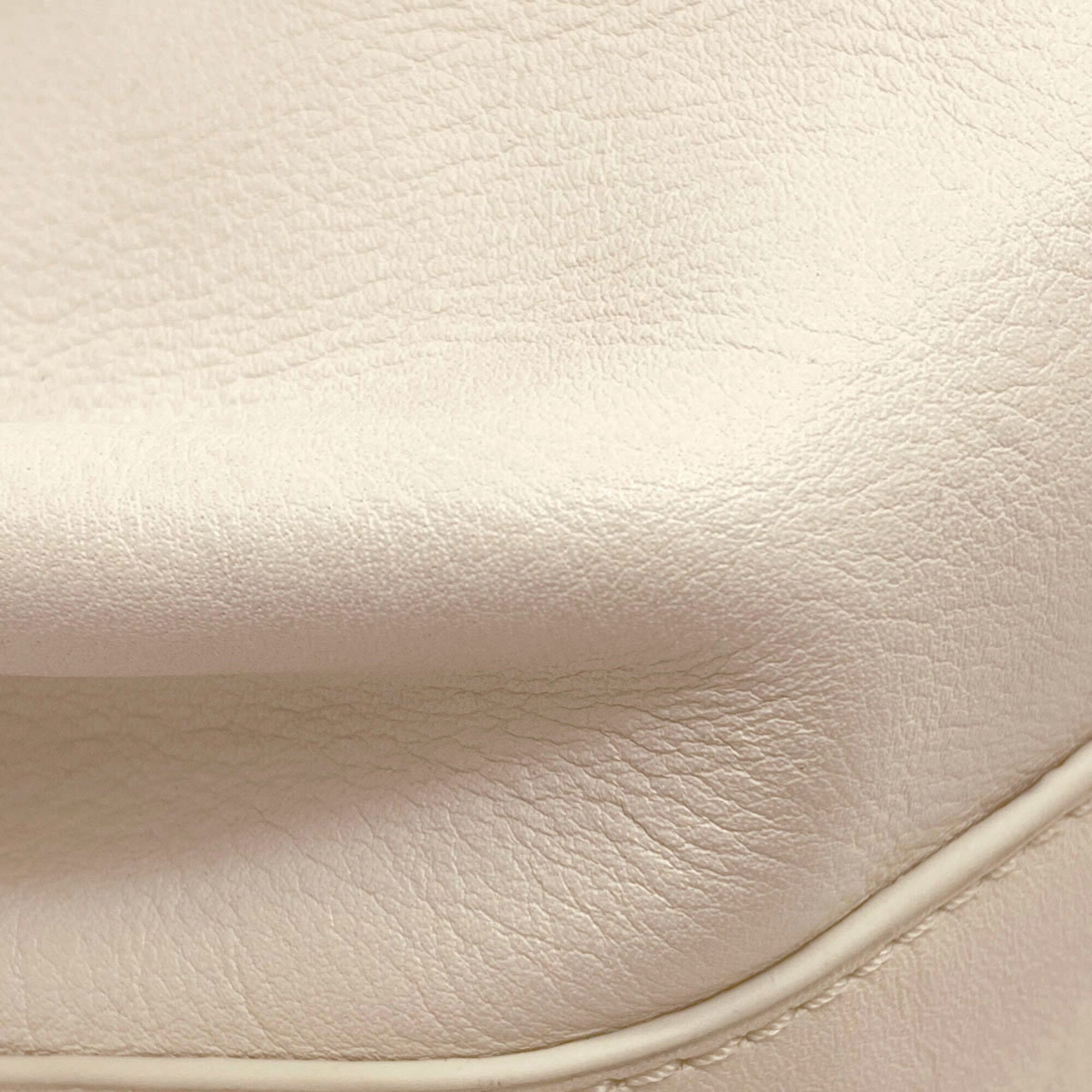 Loewe White Leather Handbag (Pre-Owned)