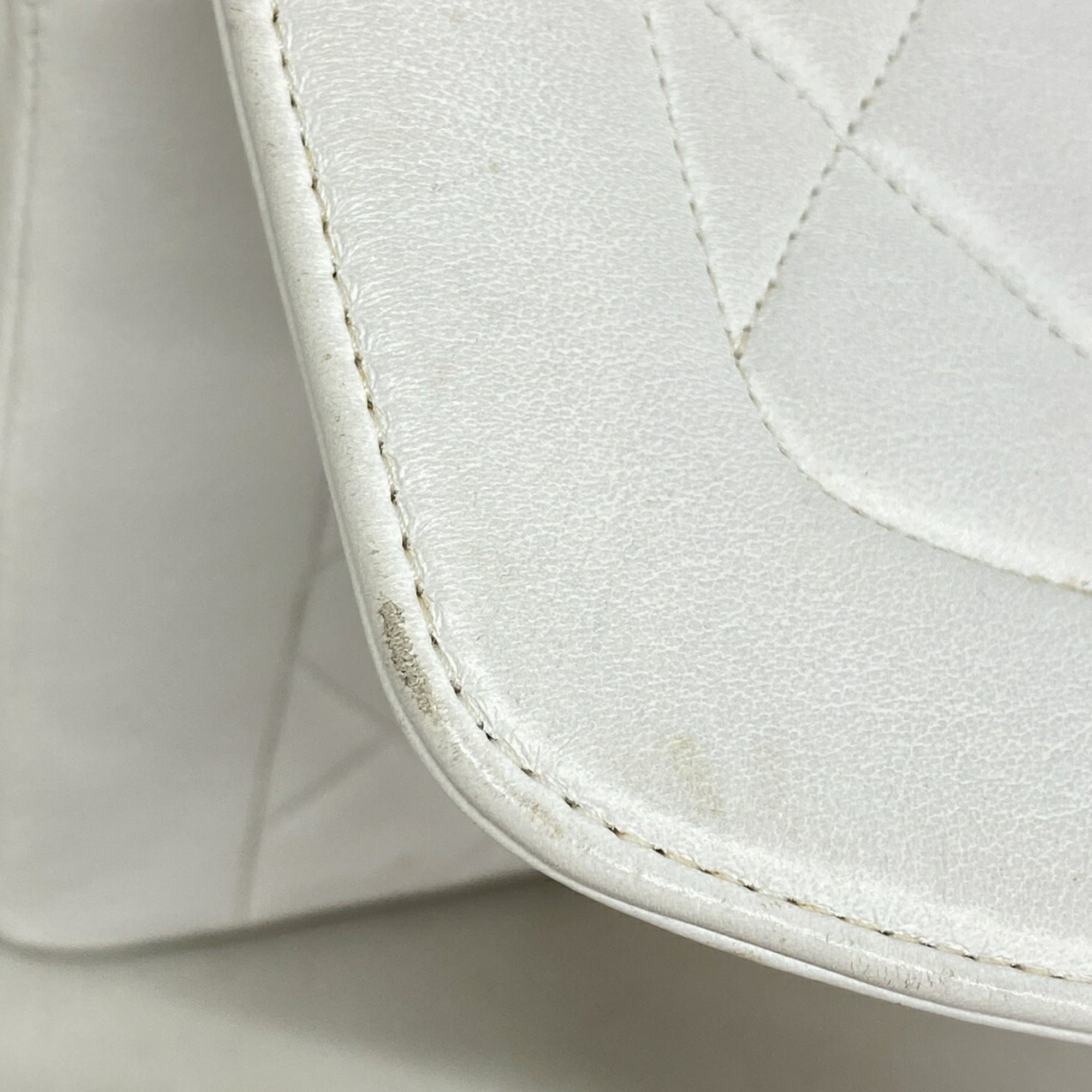 Chanel White Leather Shoulder Bag (Pre-Owned)