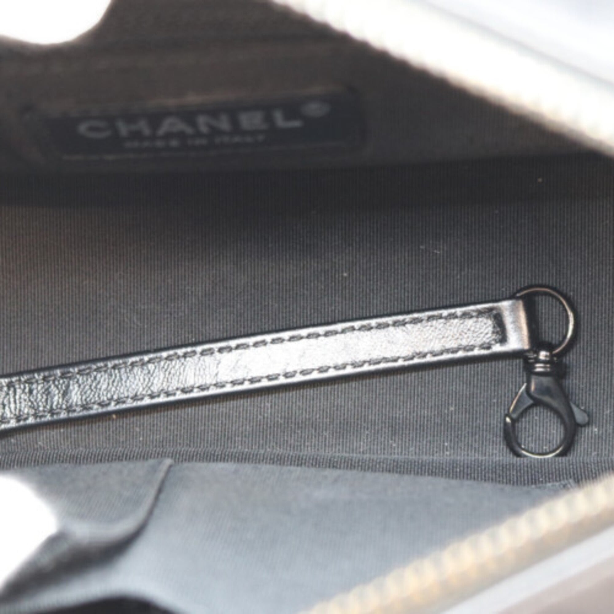 Chanel Black Leather Shoulder Bag (Pre-Owned)