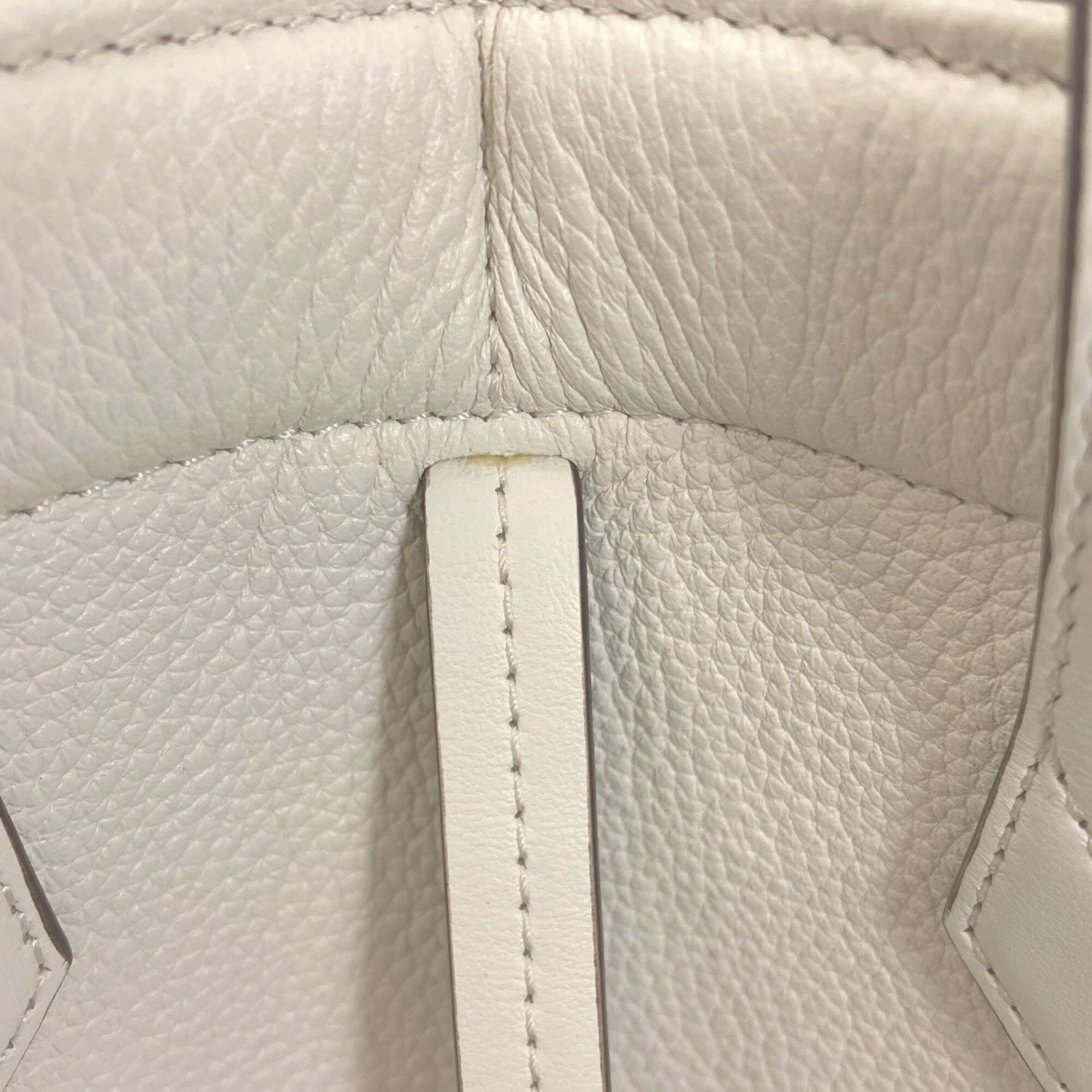 Fendi White Leather Shoulder Bag (Pre-Owned)