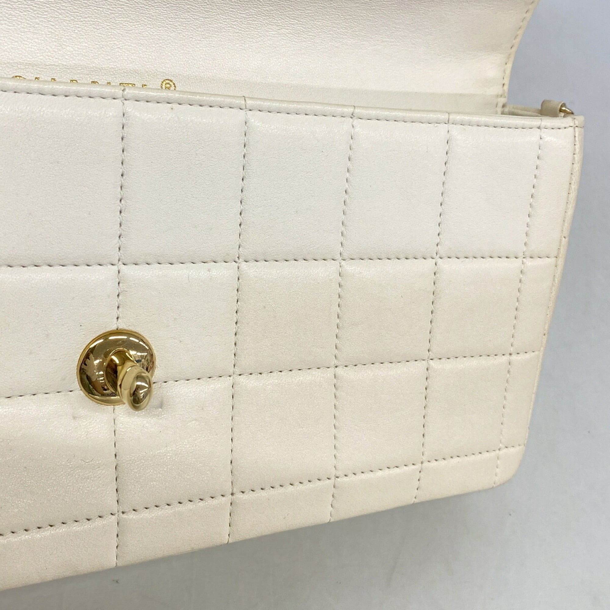 Chanel White Leather Shoulder Bag (Pre-Owned)