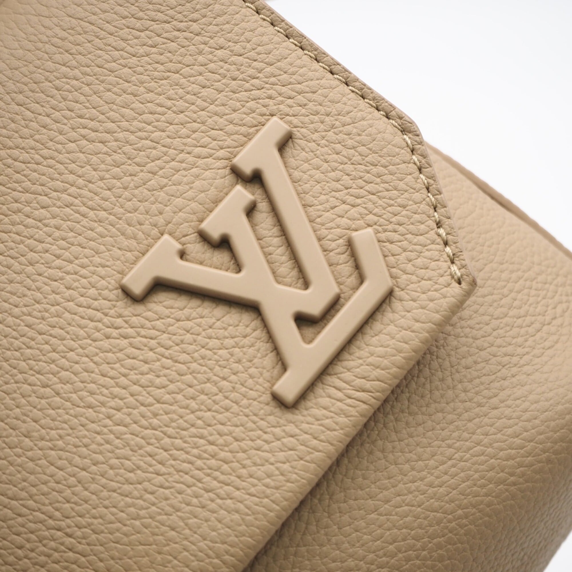 Louis Vuitton Beige Shoulder Bag (Pre-Owned)