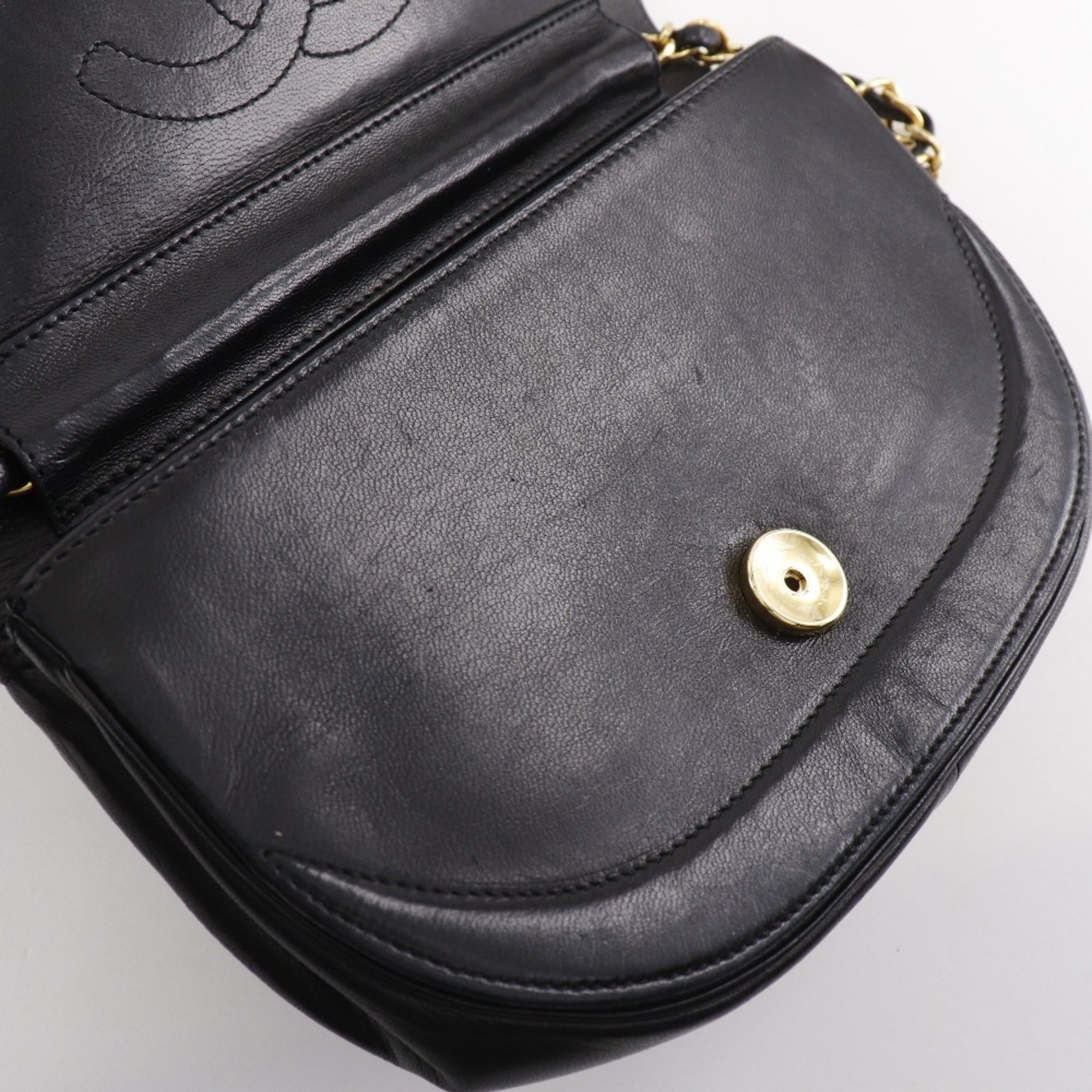 Chanel Black Leather Shoulder Bag (Pre-Owned)