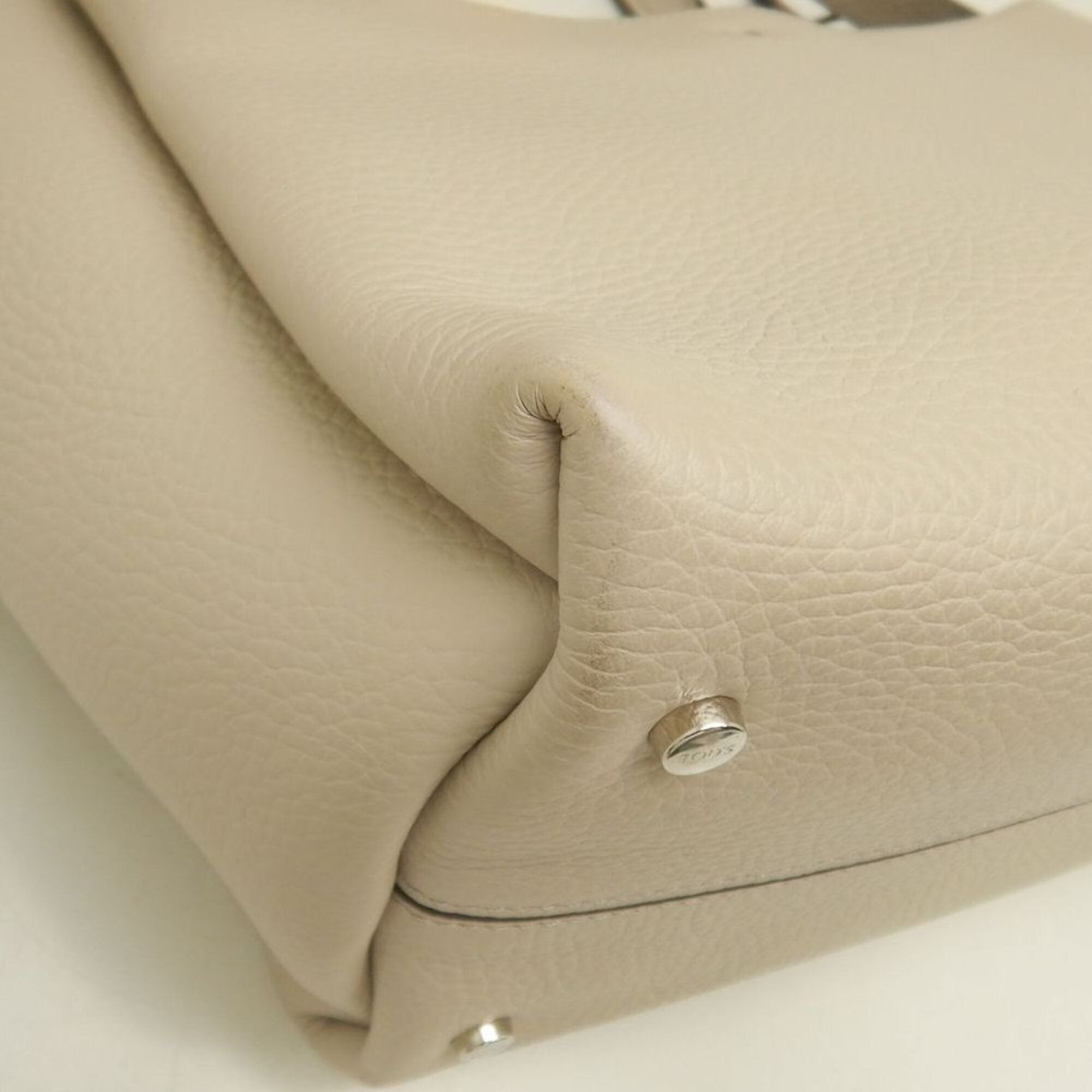 Tod's Cream Leather Handbag (Pre-Owned)