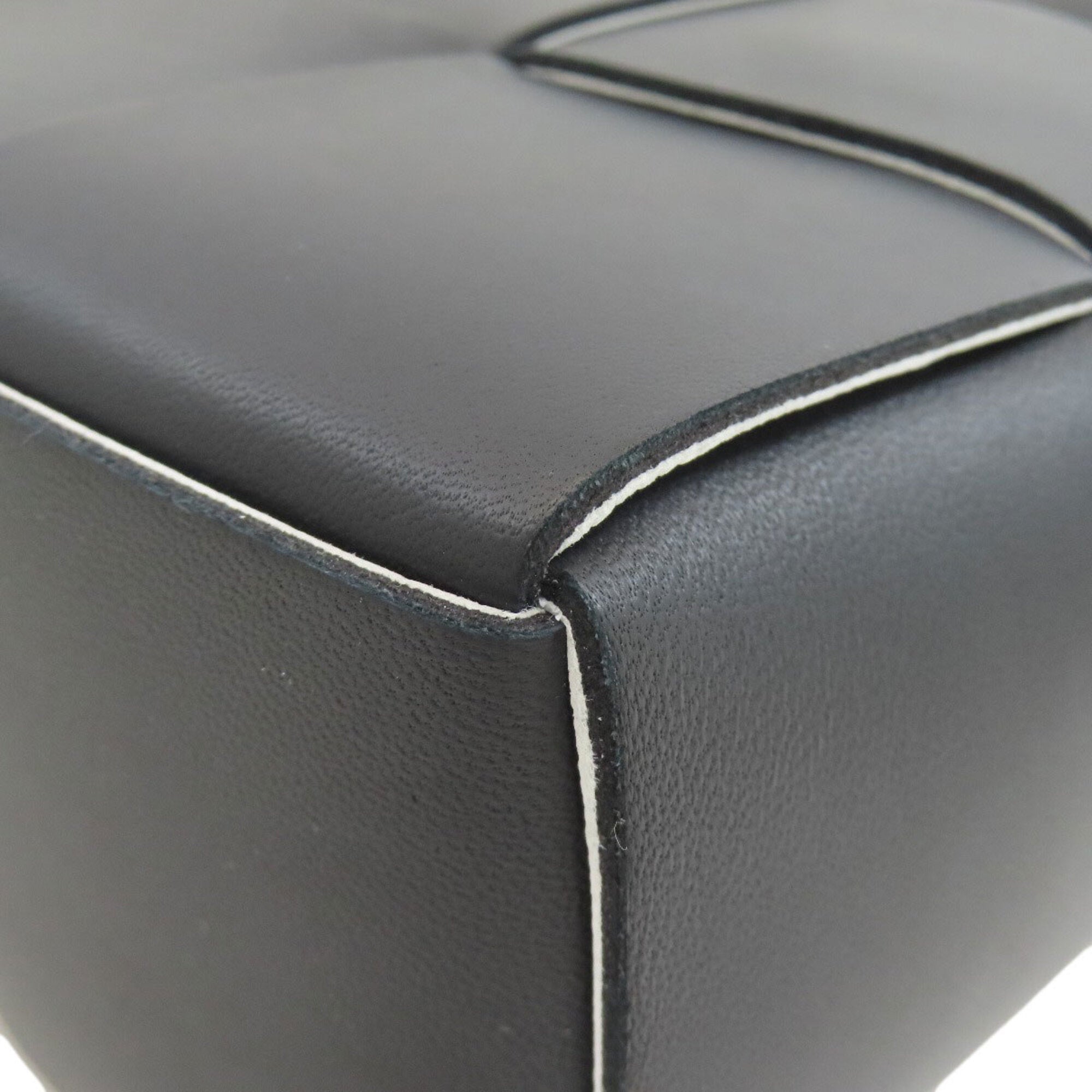 Bottega Veneta Black Leather Shoulder Bag (Pre-Owned)