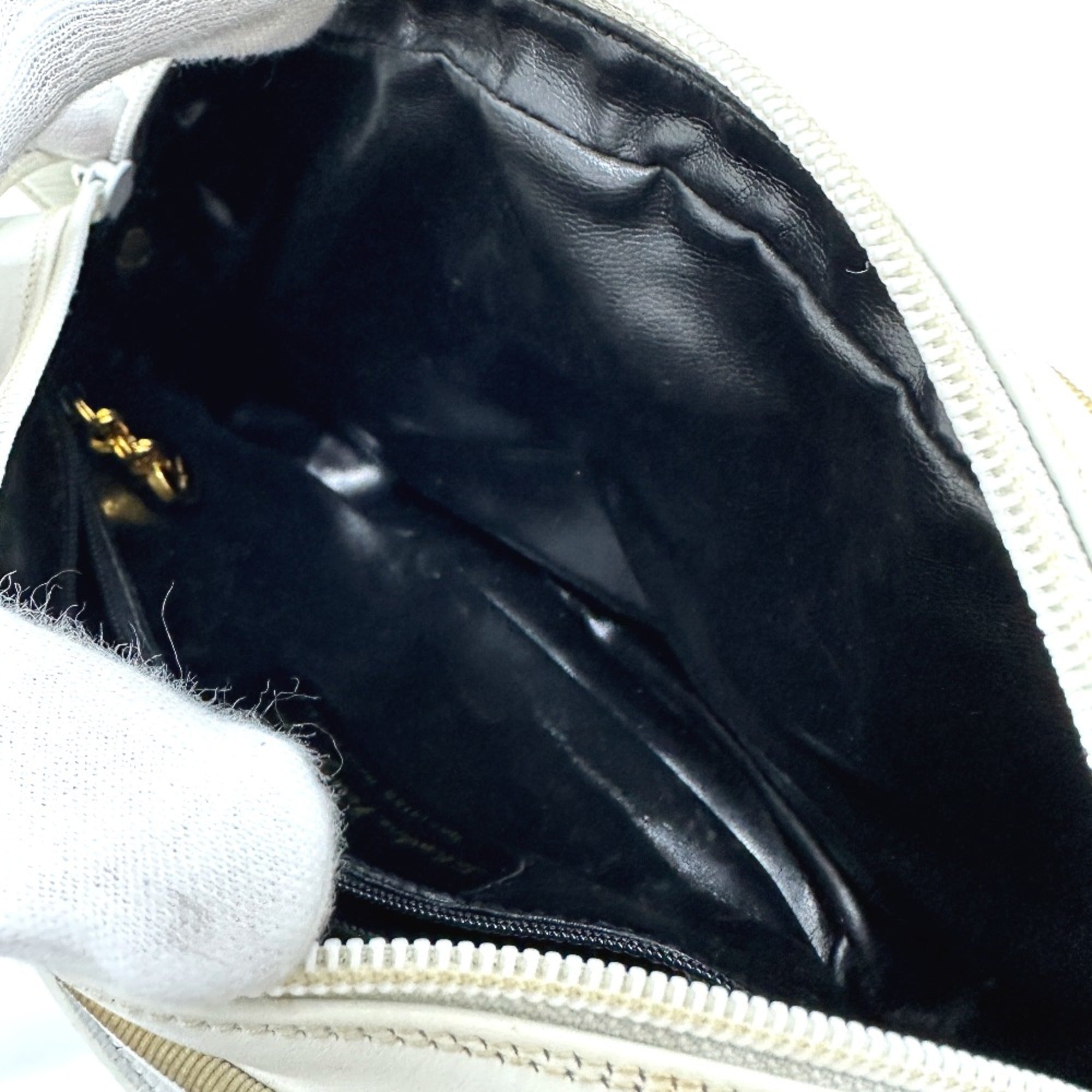 Salvatore Ferragamo White Leather Shoulder Bag (Pre-Owned)