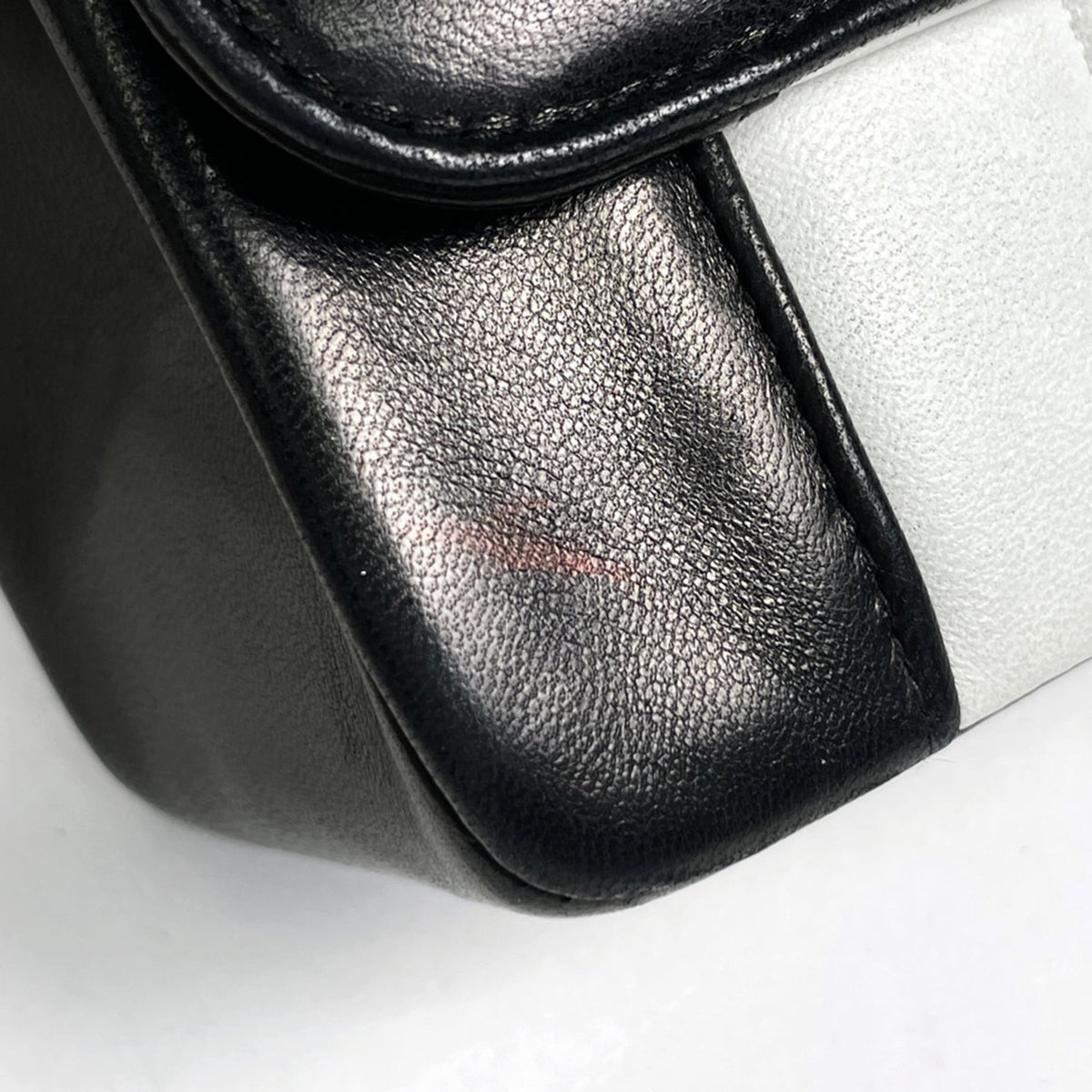 Chanel Black White Leather Shoulder Bag (Pre-Owned)