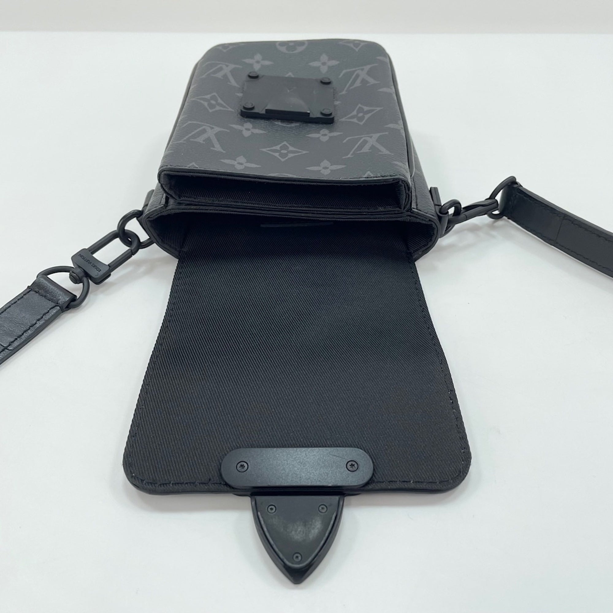 Louis Vuitton Black Shoulder Bag (Pre-Owned)