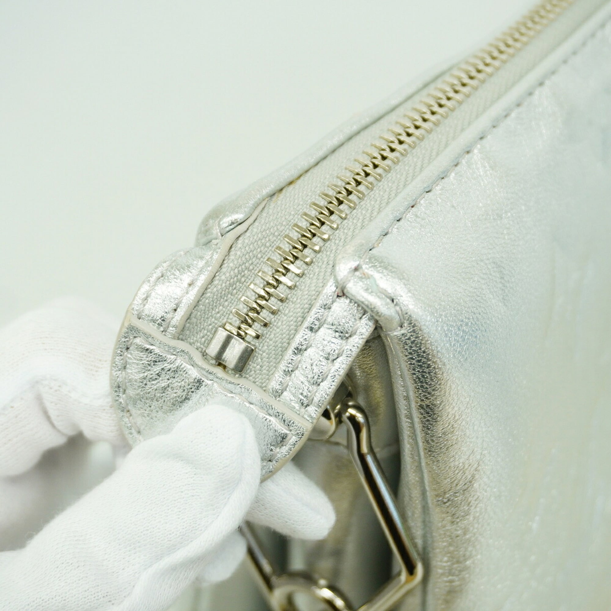 Louis Vuitton Silver Handbag (Pre-Owned)
