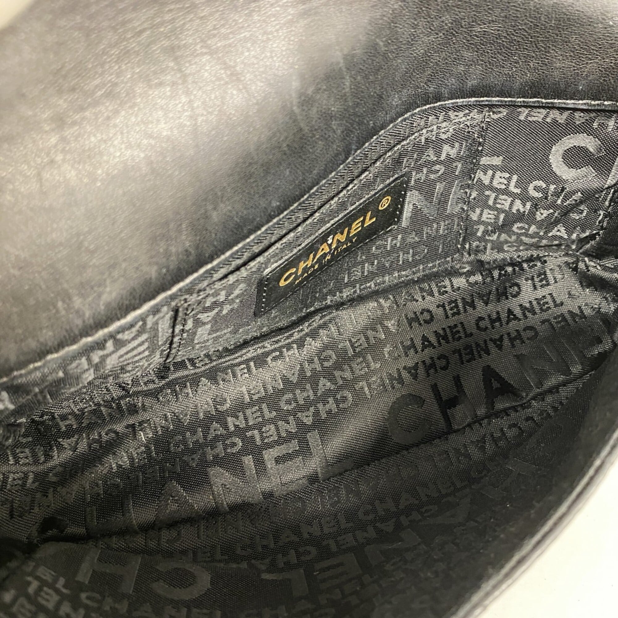 Chanel Black Leather Shoulder Bag (Pre-Owned)
