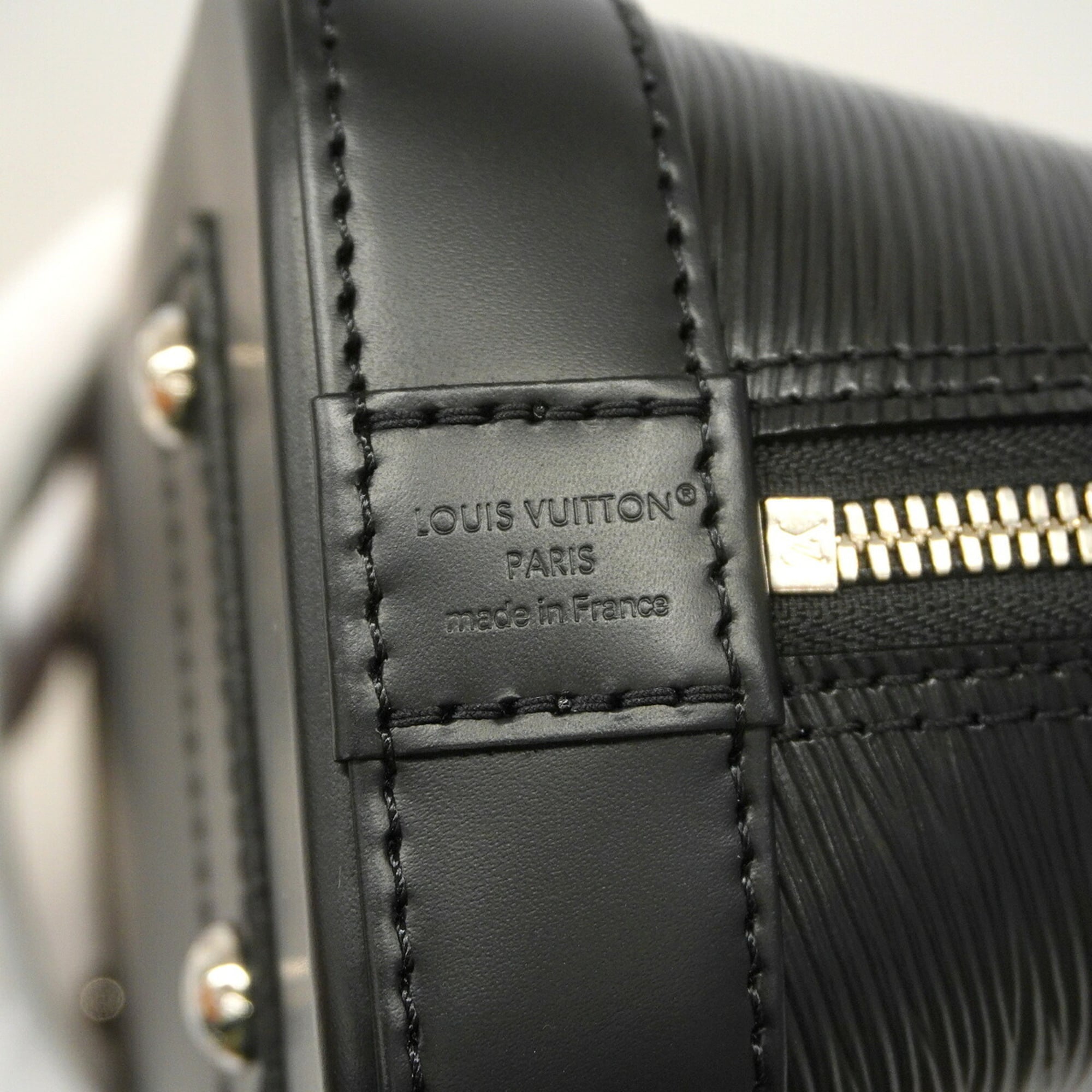 Louis Vuitton Noir Handbag (Pre-Owned)