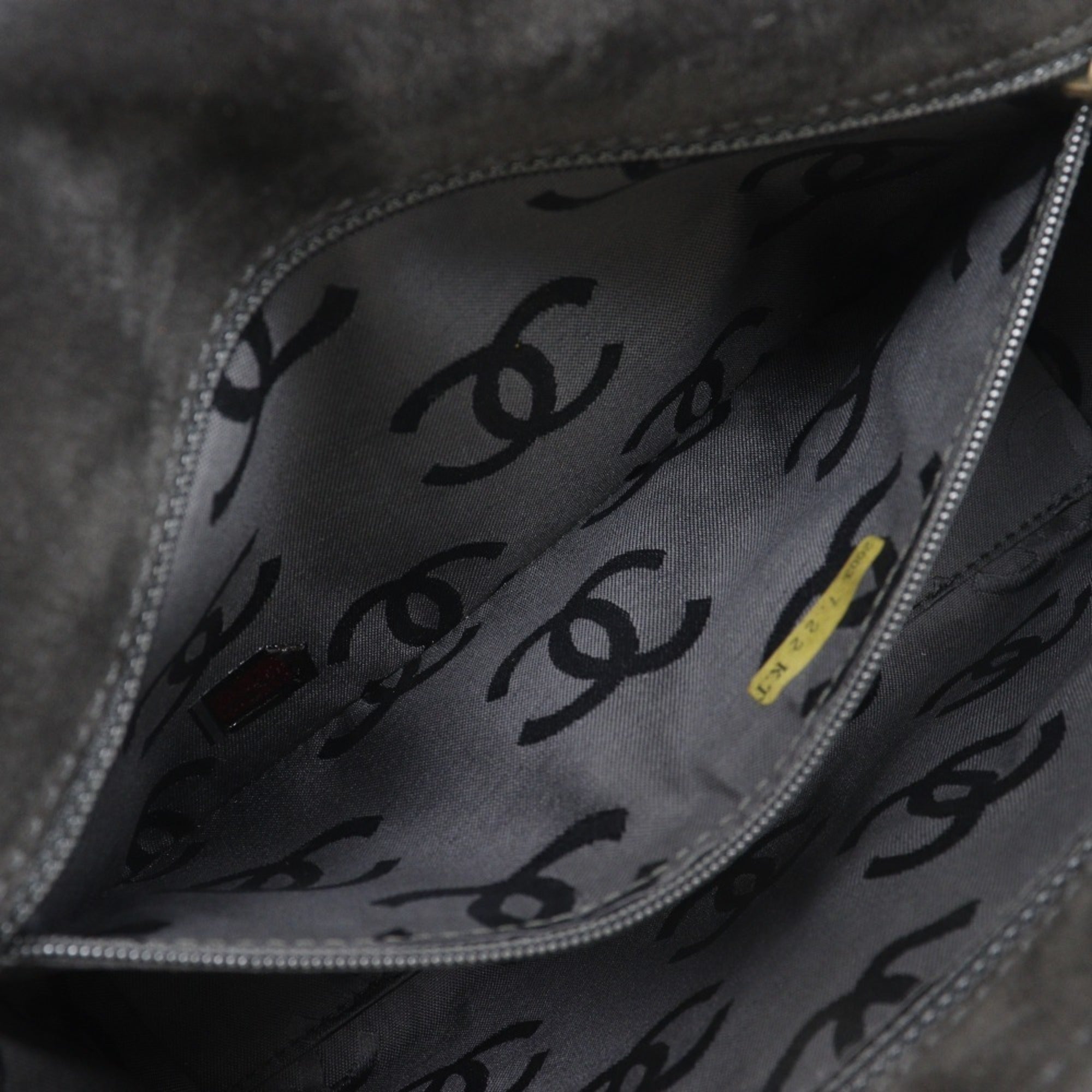 Chanel Black Suede Shoulder Bag (Pre-Owned)