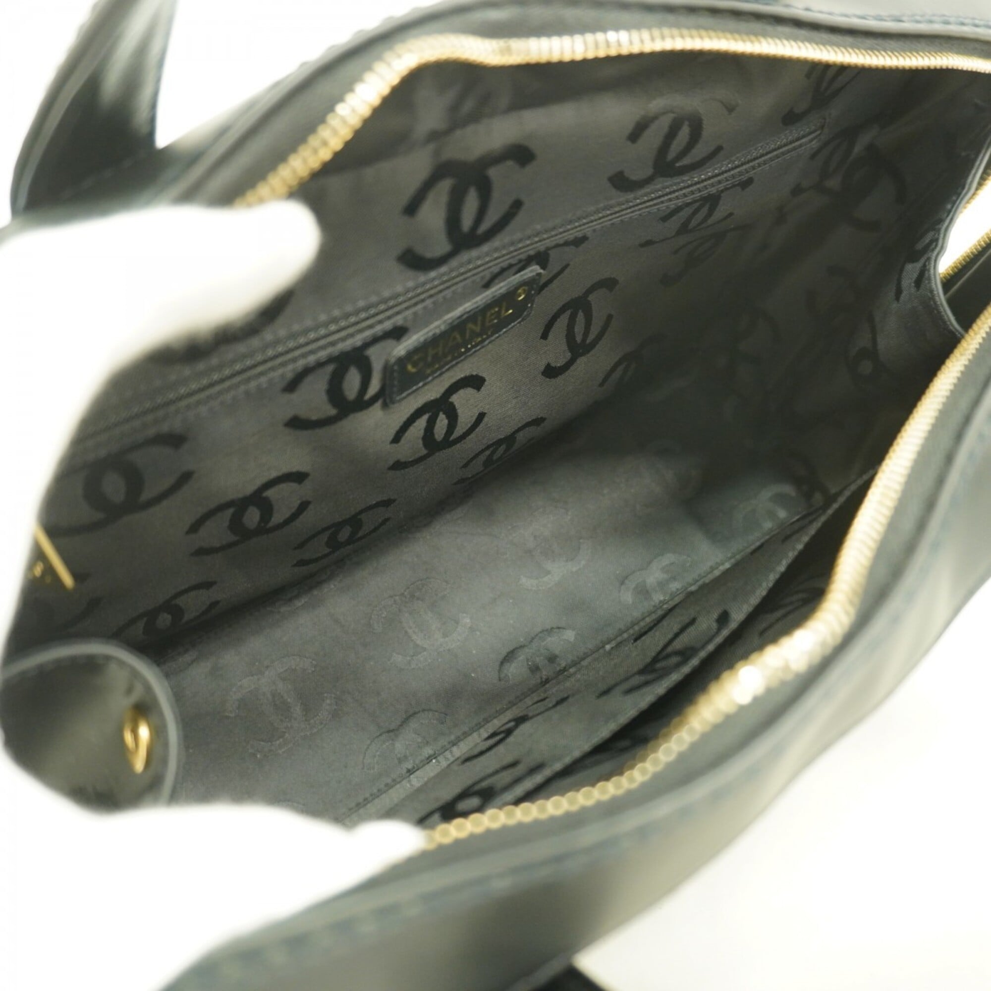 Chanel Black Leather Handbag (Pre-Owned)