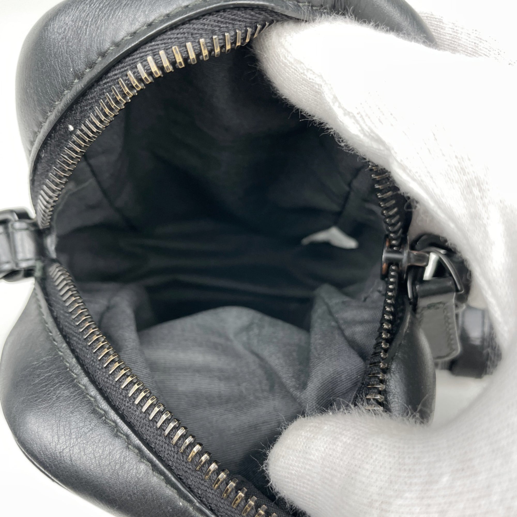 Bottega Veneta Black Leather Pouch Shoulder Bag (Pre-Owned)