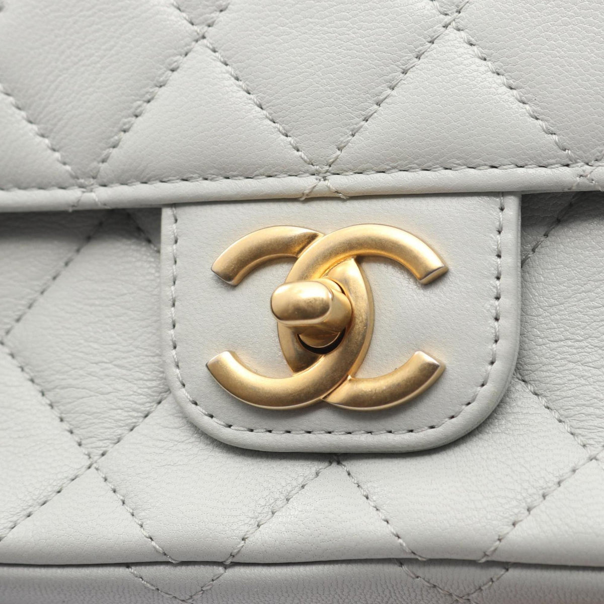 Chanel Gray Leather Shoulder Bag (Pre-Owned)