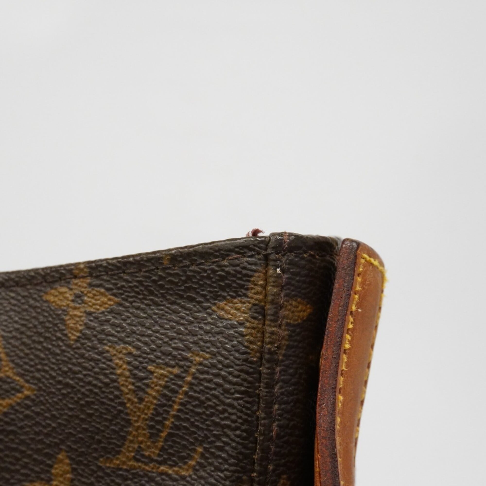 Louis Vuitton Brown Shoulder Bag (Pre-Owned)