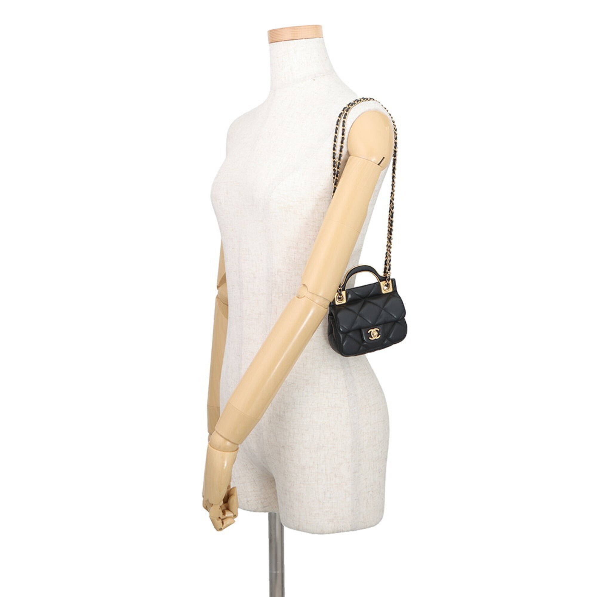 Chanel Black Leather Shoulder Bag (Pre-Owned)