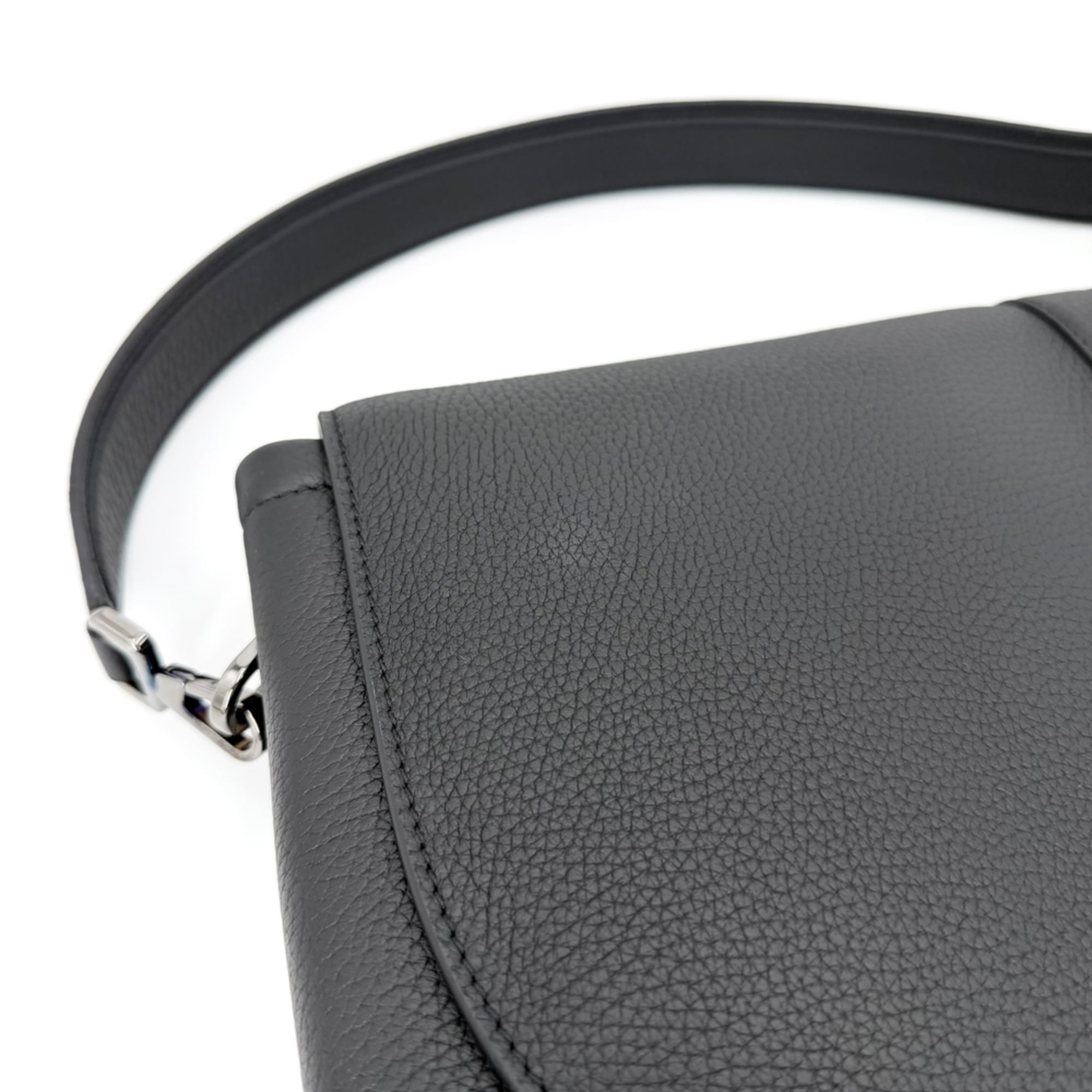 Christian Dior Black Leather Shoulder Bag (Pre-Owned)