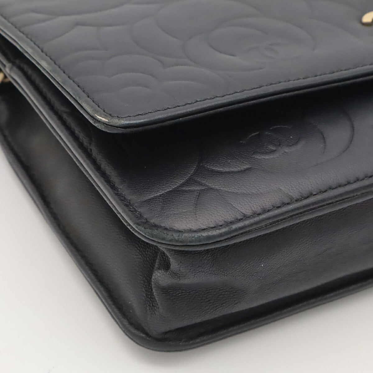 Chanel Camellia Black Leather Pochette Shoulder Bag (Pre-Owned)