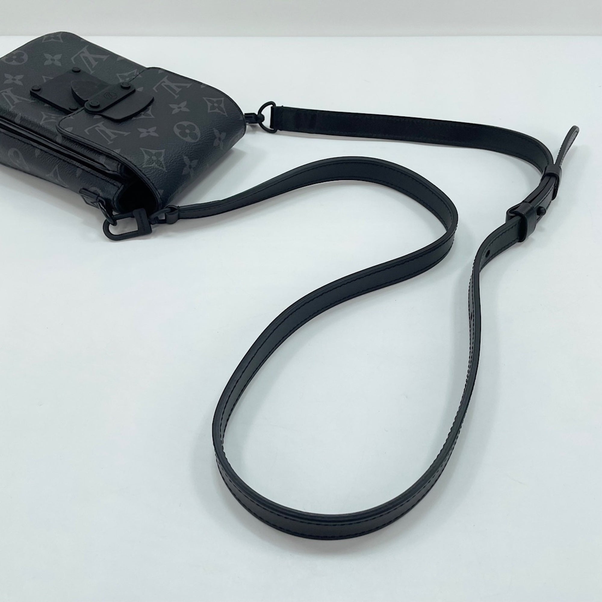 Louis Vuitton Black Shoulder Bag (Pre-Owned)