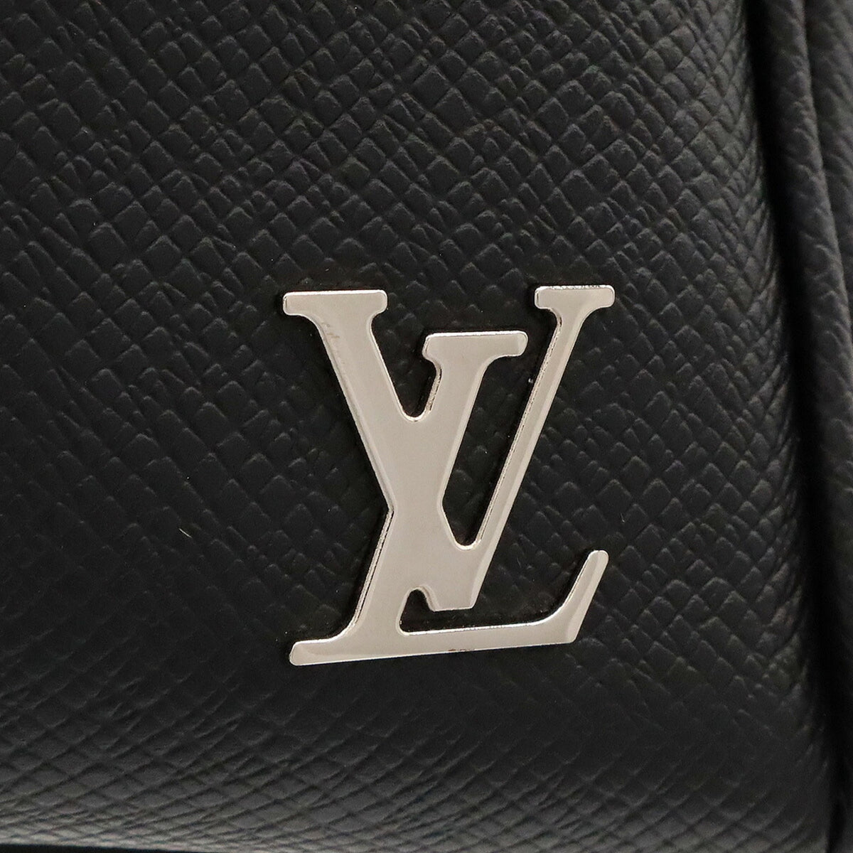 Louis Vuitton Black Noir Taiga Leather Leather Shoulder Bag (Pre-Owned)