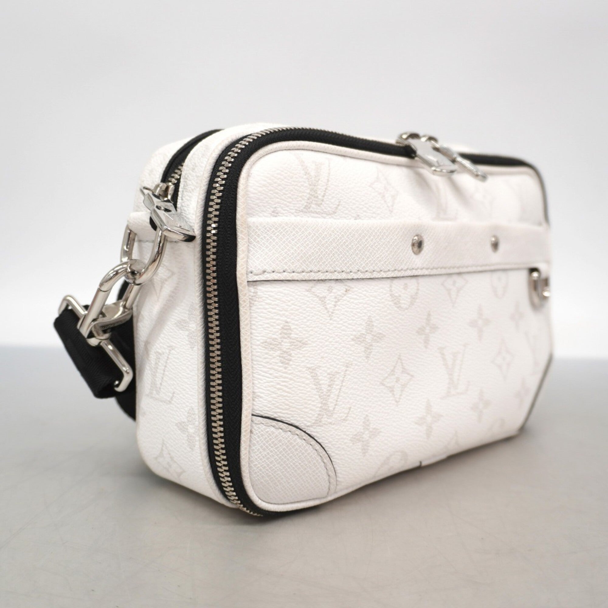 Louis Vuitton Blanc Shoulder Bag (Pre-Owned)