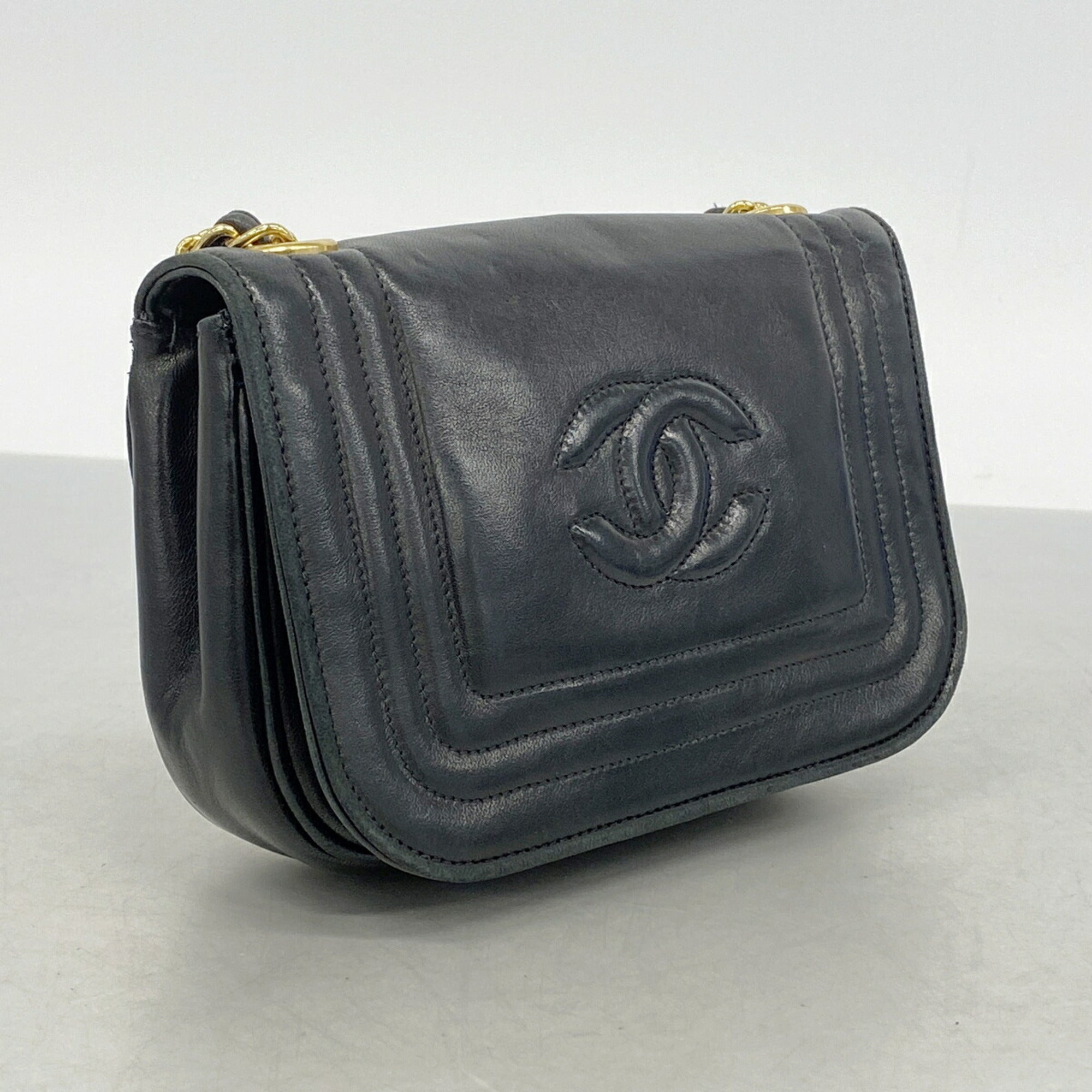 Chanel Black Leather Shoulder Bag (Pre-Owned)