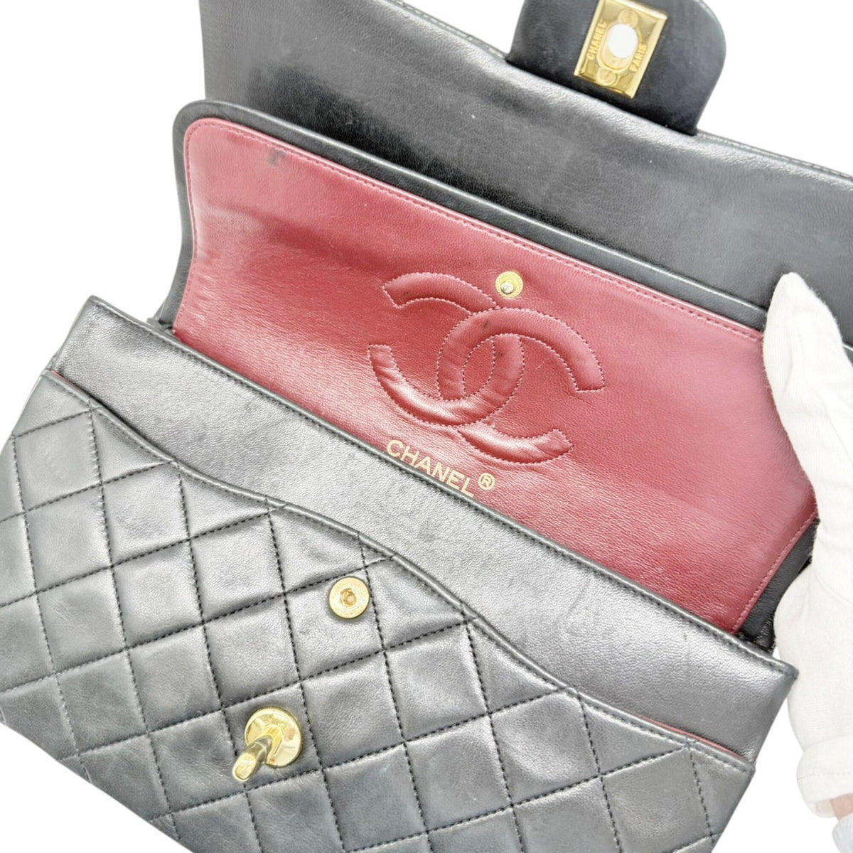 Chanel Black Leather Shoulder Bag (Pre-Owned)