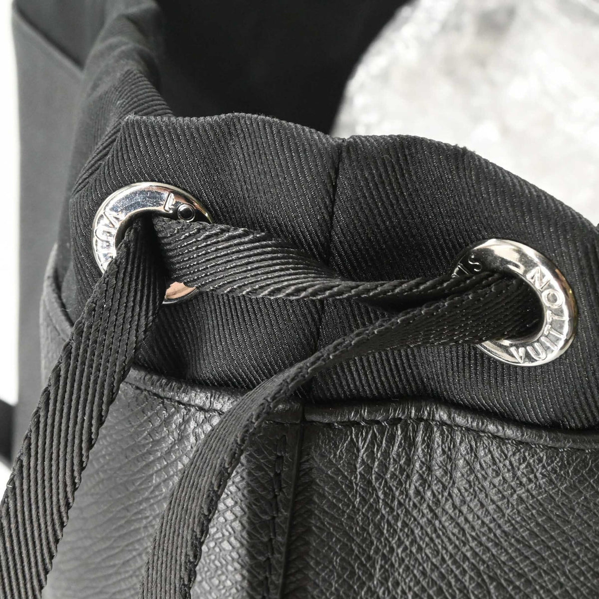 Louis Vuitton Black Taiga Leather Leather Pouch Tote Bag (Pre-Owned)