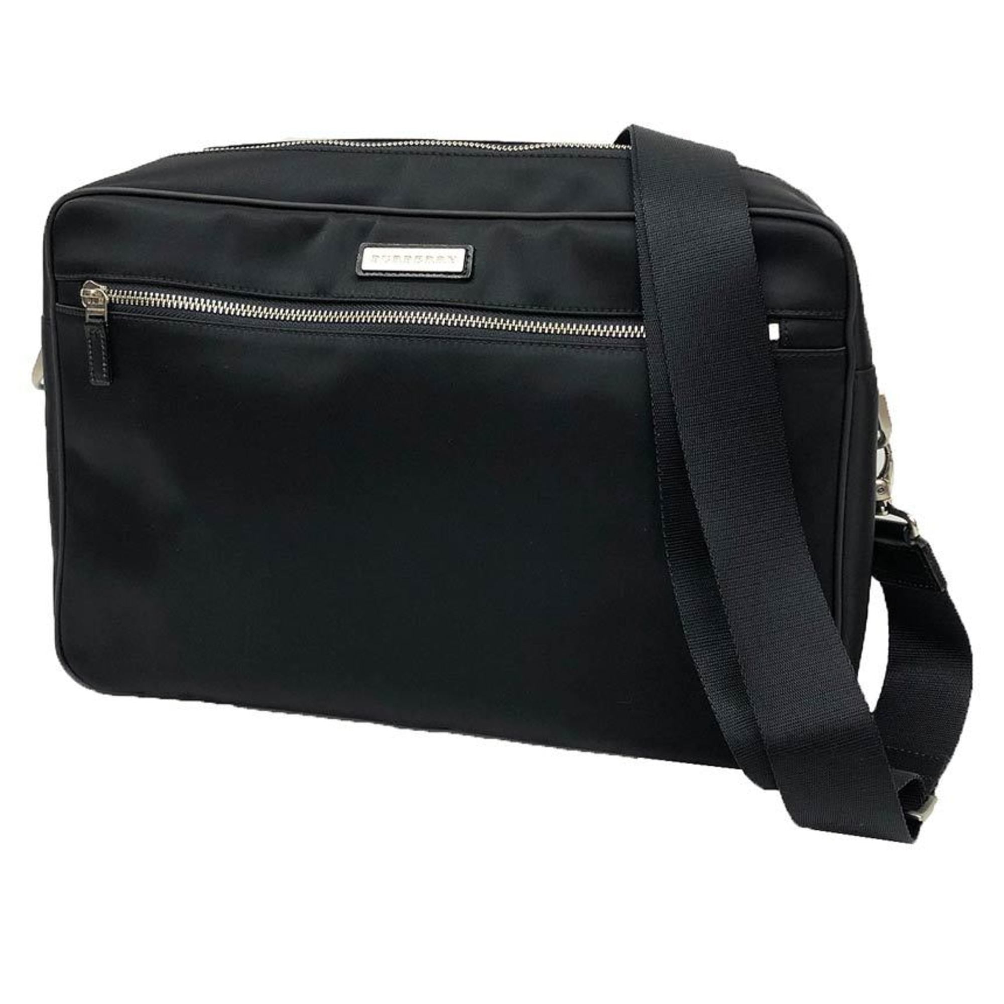 Burberry Black Nylon Messenger Bag Shoulder Bag (Pre-Owned)