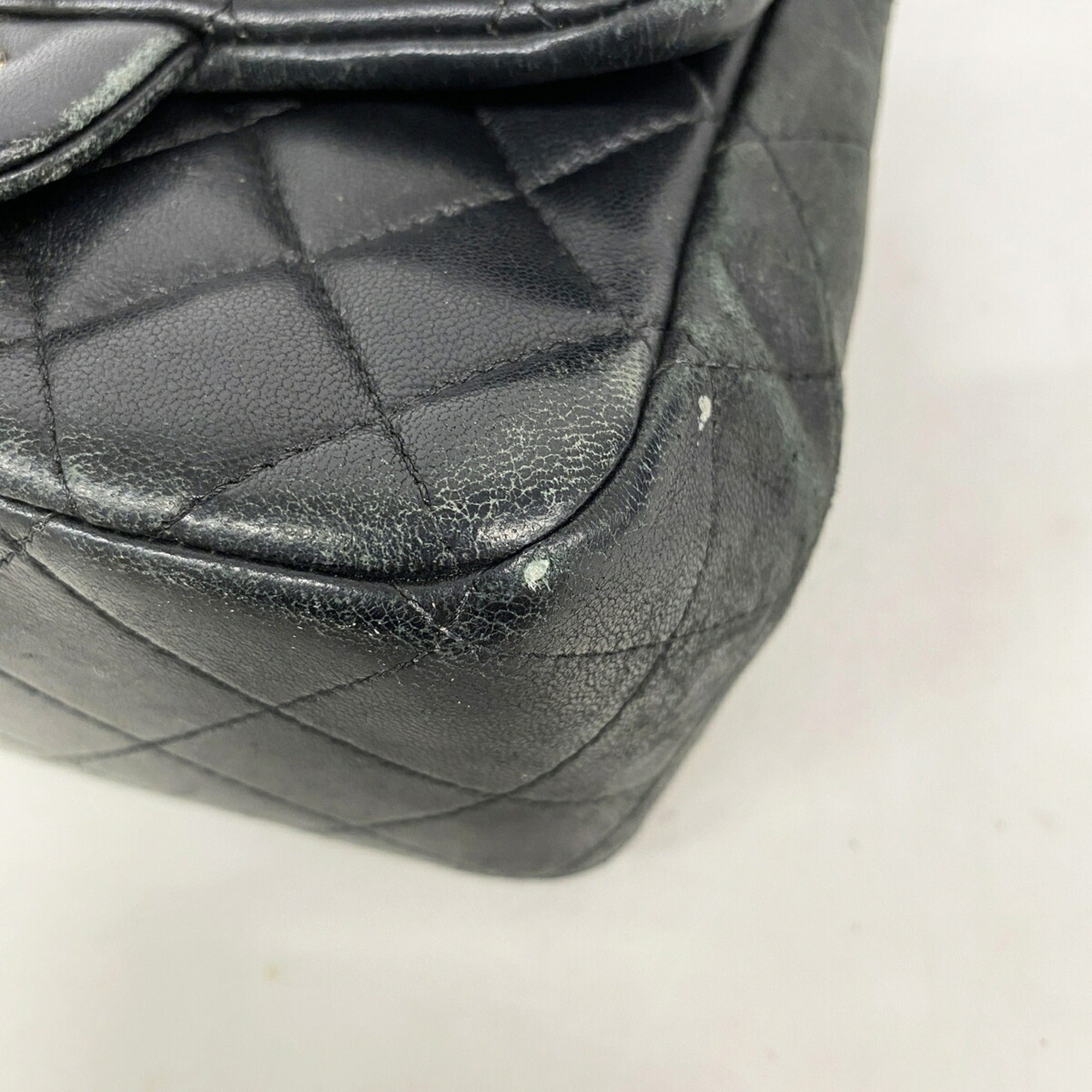 Chanel Black Leather Shoulder Bag (Pre-Owned)