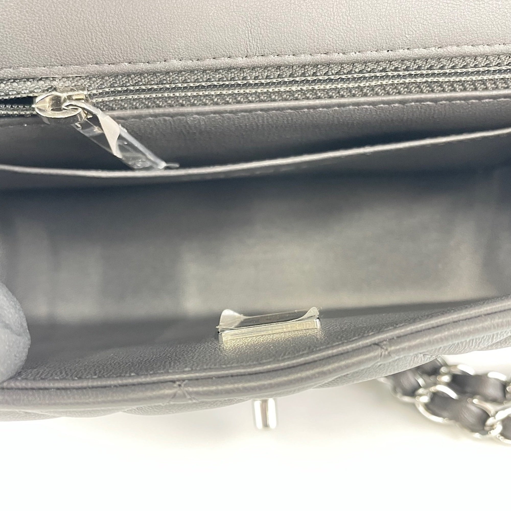Chanel Gray Leather Shoulder Bag (Pre-Owned)