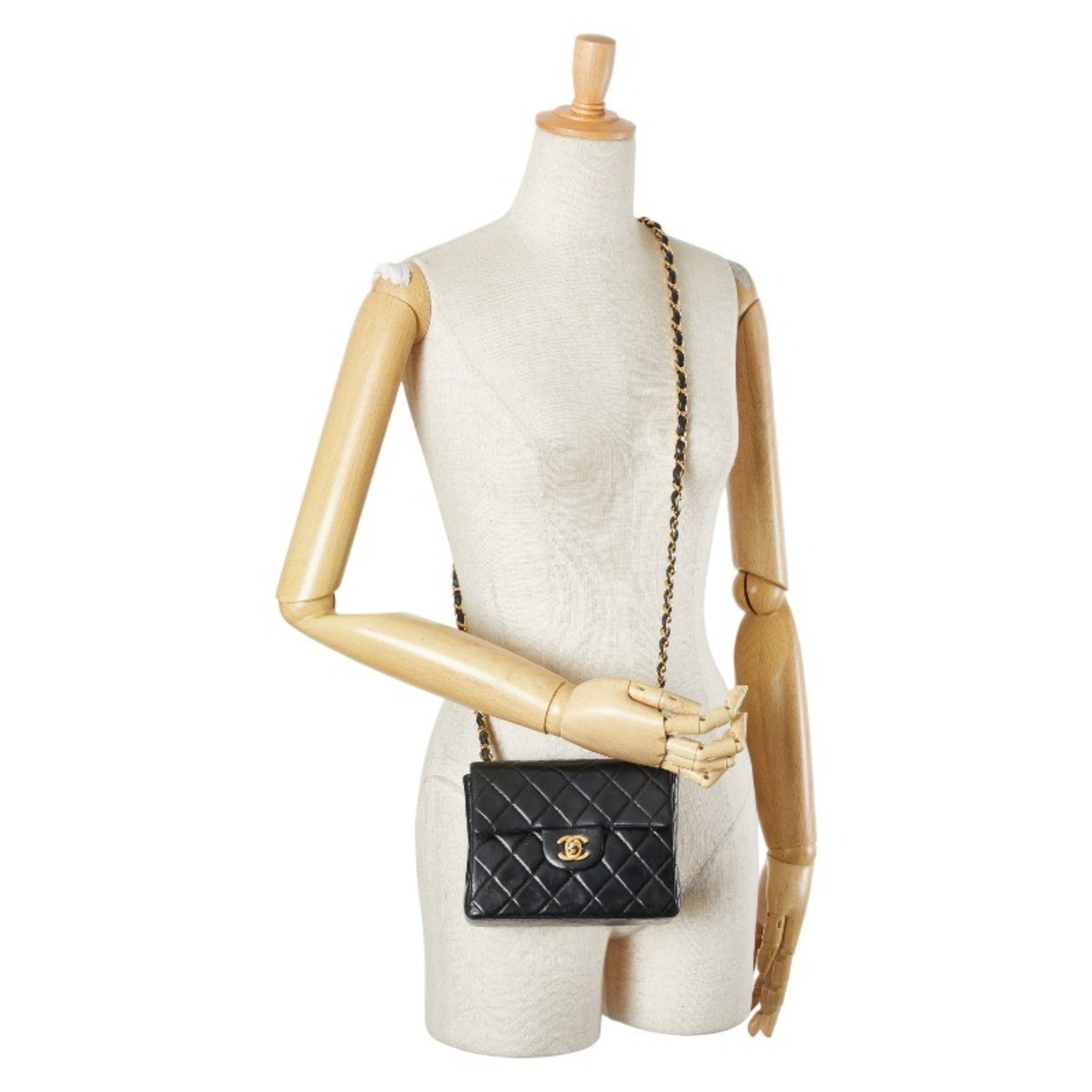 Chanel Matelasse Black Leather Shoulder Bag (Pre-Owned)