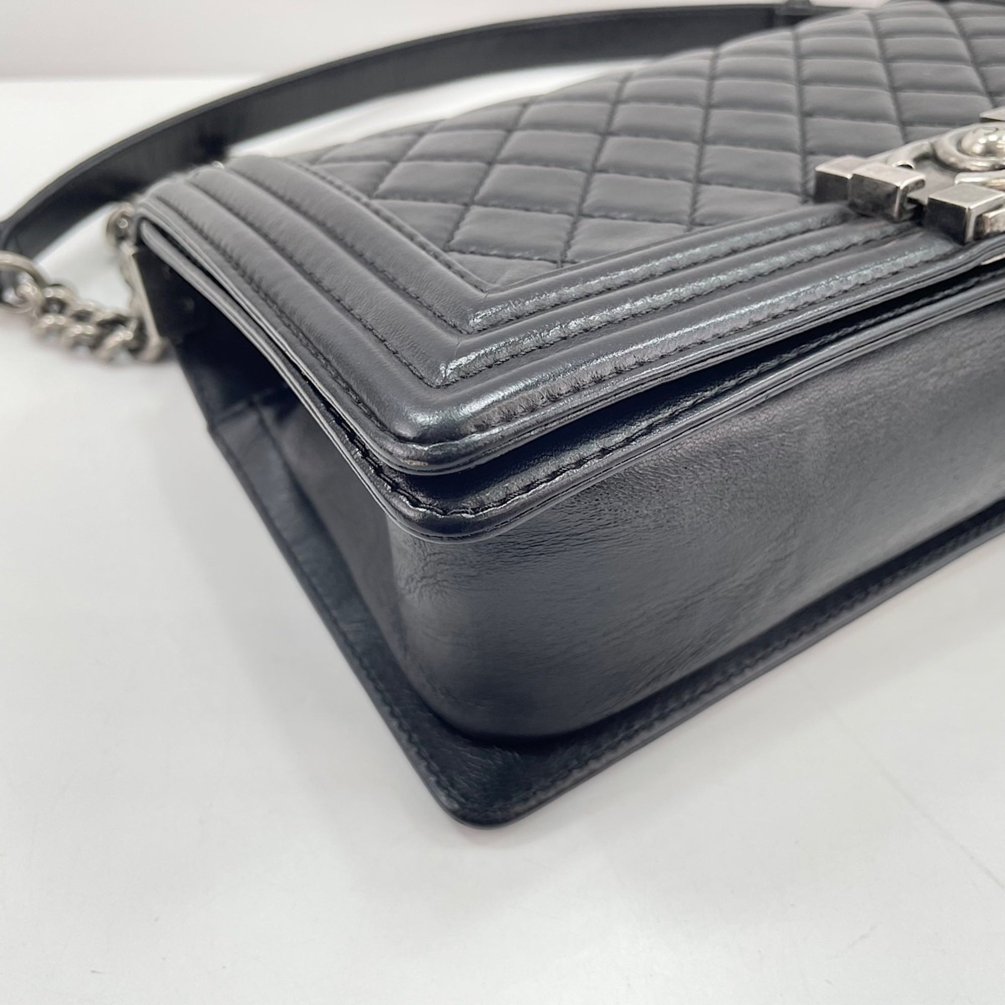 Chanel Boy Chanel Black Leather Shoulder Bag (Pre-Owned)