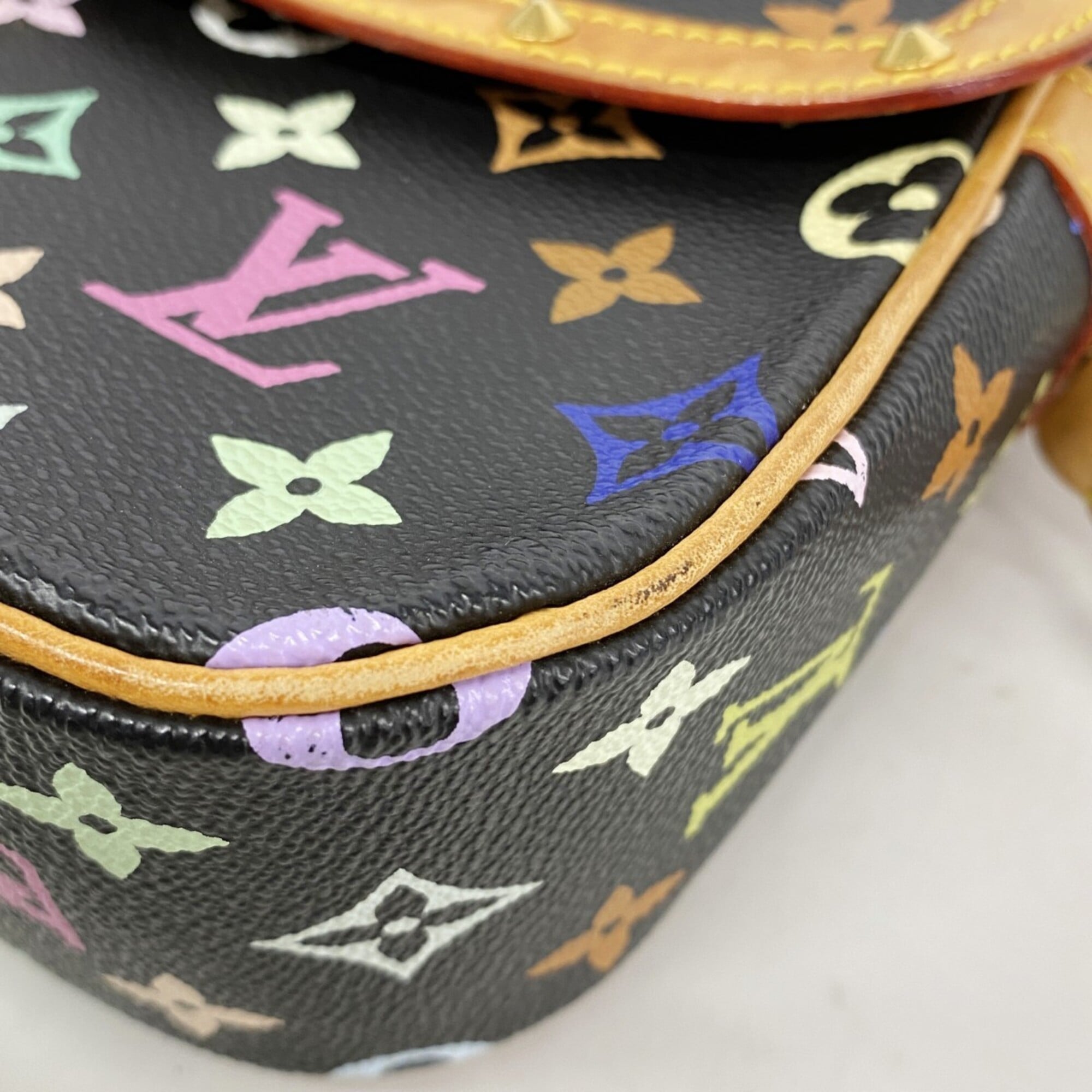 Louis Vuitton Noir Shoulder Bag (Pre-Owned)