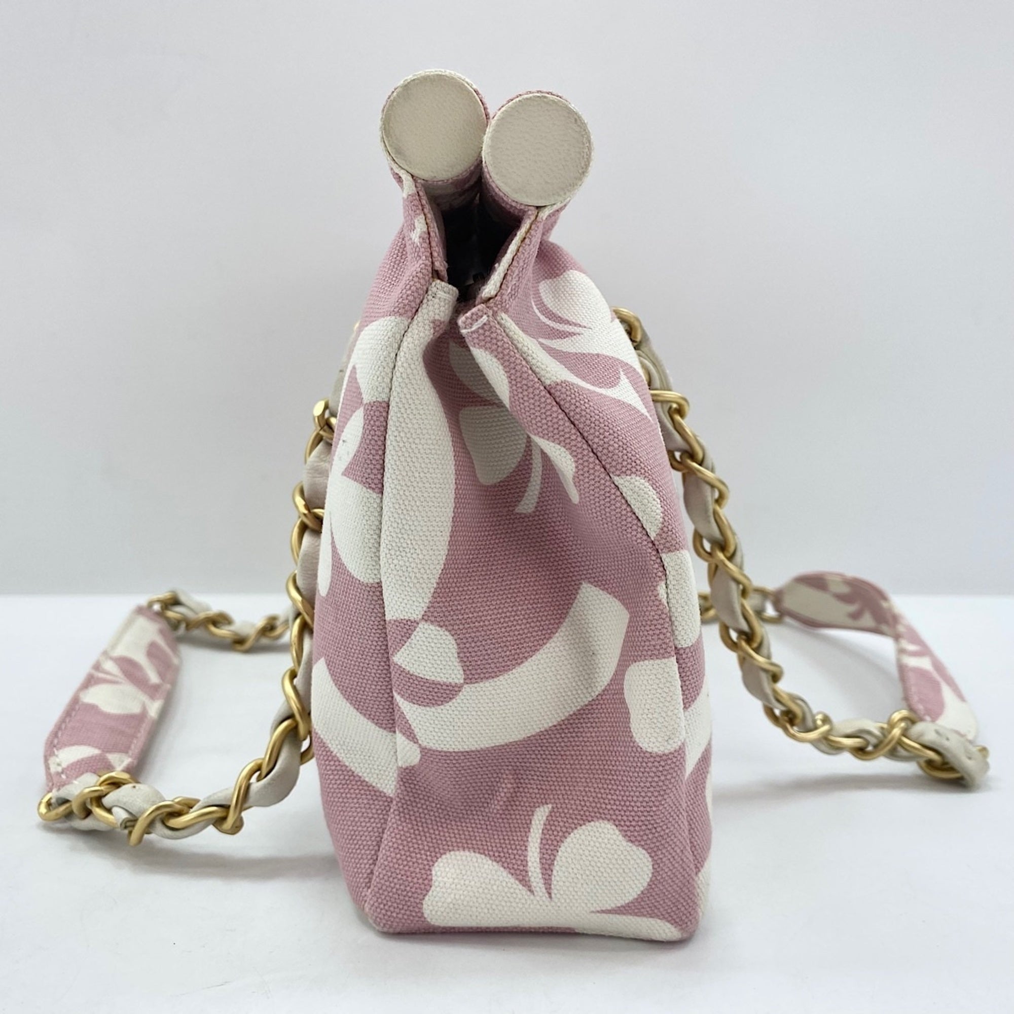 Chanel Pink Shoulder Bag (Pre-Owned)