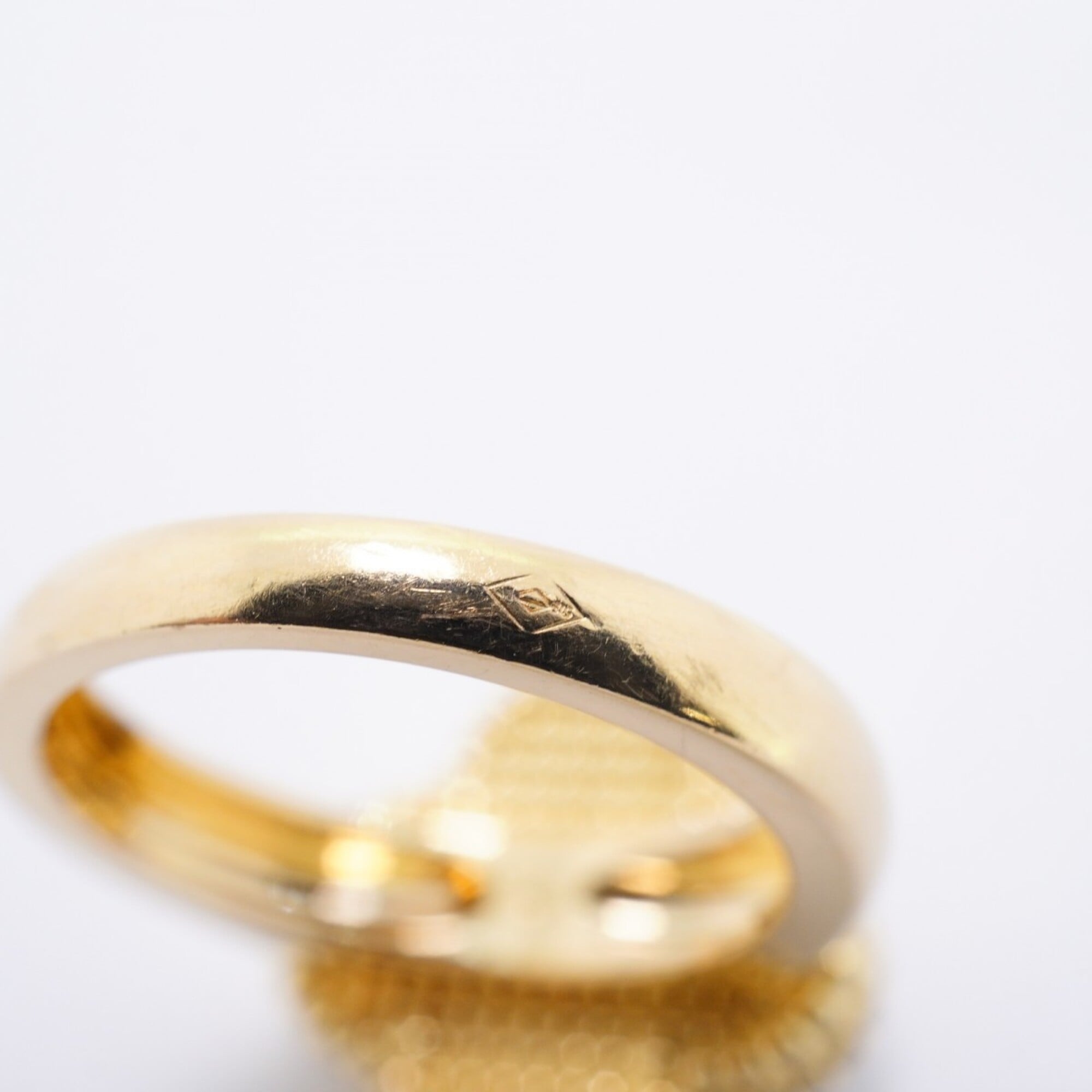 Van Cleef & Arpels Yellow Gold (18K) Mother Of Pearl Band Ring (Pre-Owned)
