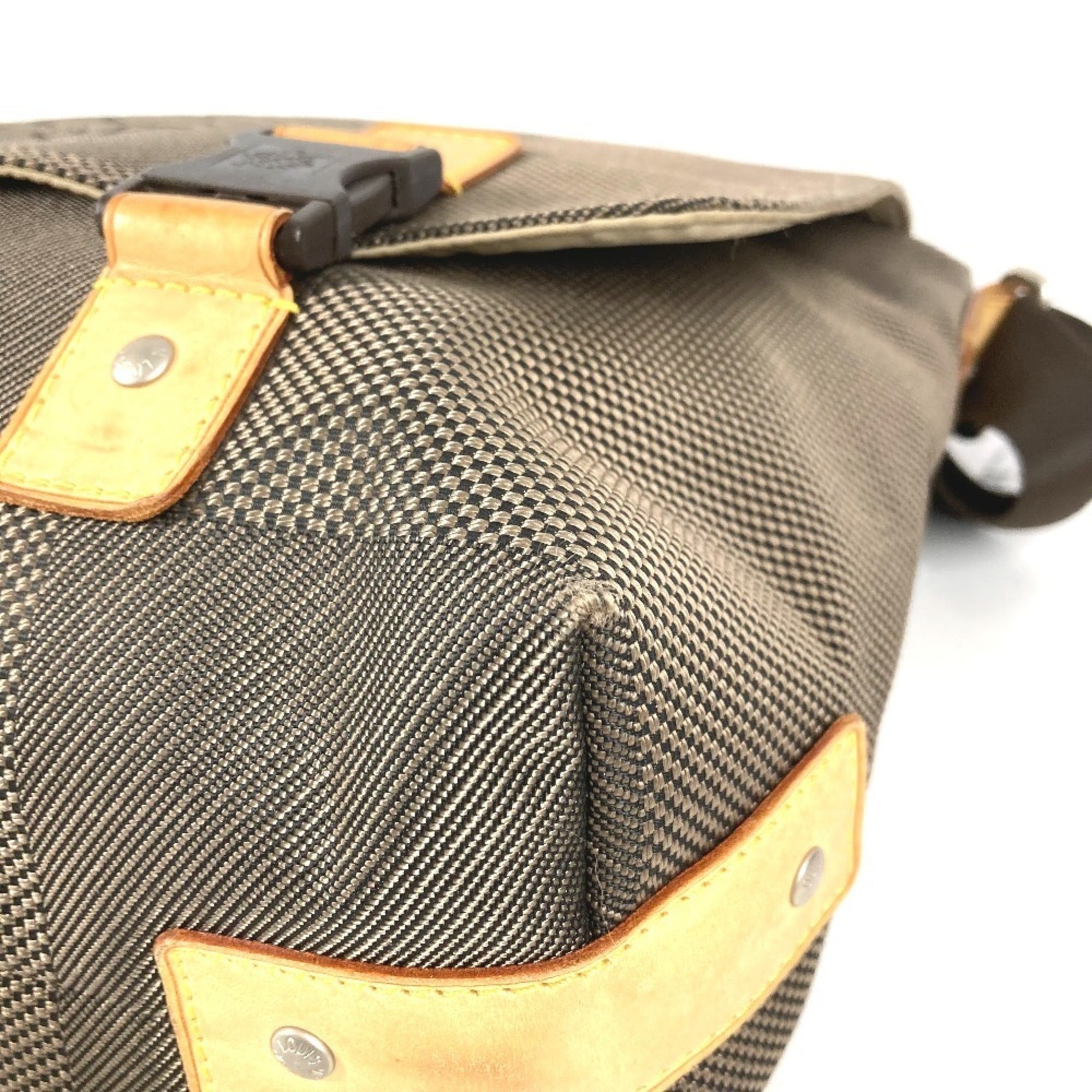Louis Vuitton Khaki Damier Geant Messenger Bag Shoulder Bag (Pre-Owned)