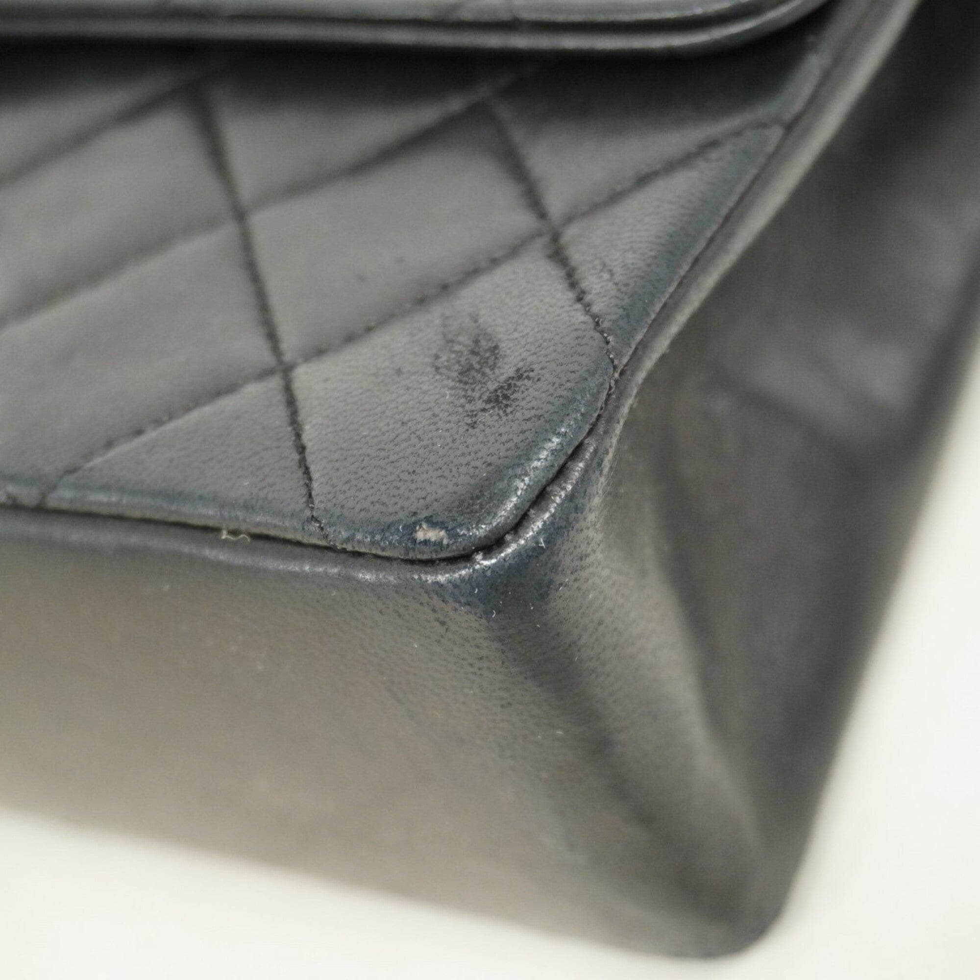 Chanel Black Leather Shoulder Bag (Pre-Owned)