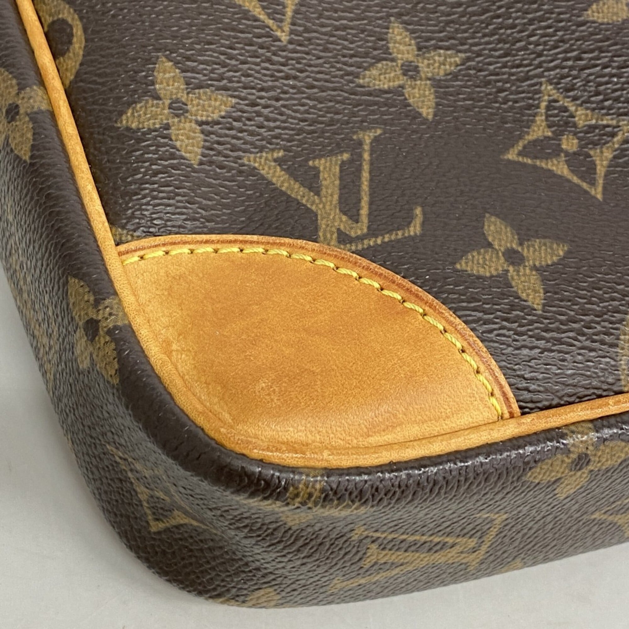 Louis Vuitton Brown Shoulder Bag (Pre-Owned)