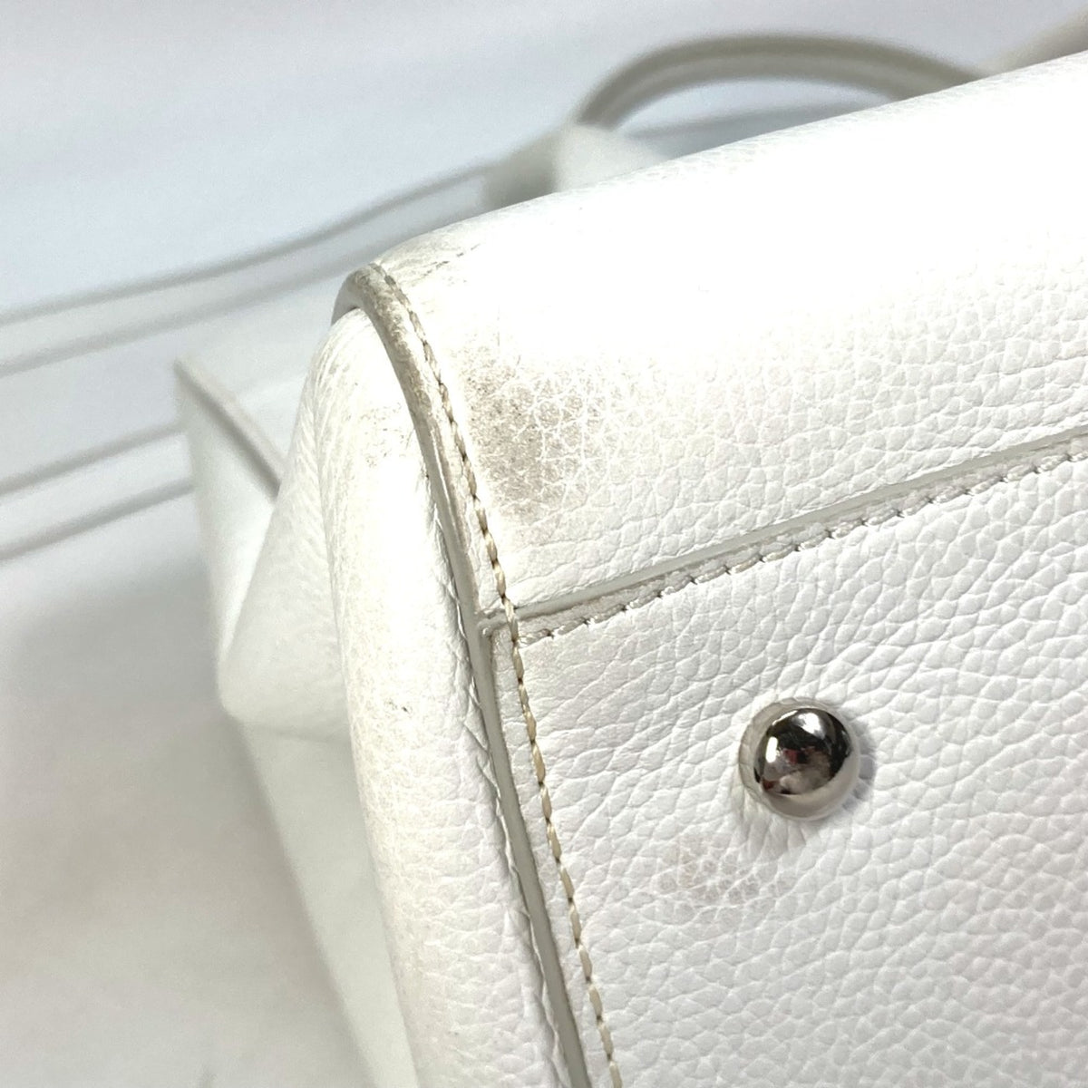 Chanel White Leather Handbag (Pre-Owned)