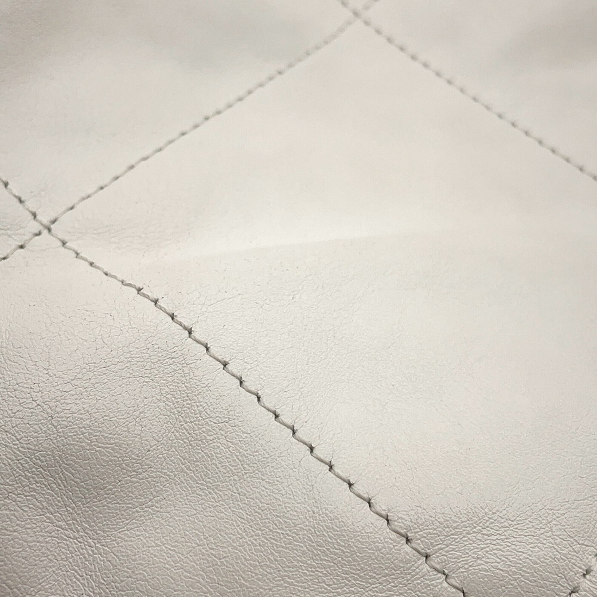 Chanel White Leather Handbag (Pre-Owned)