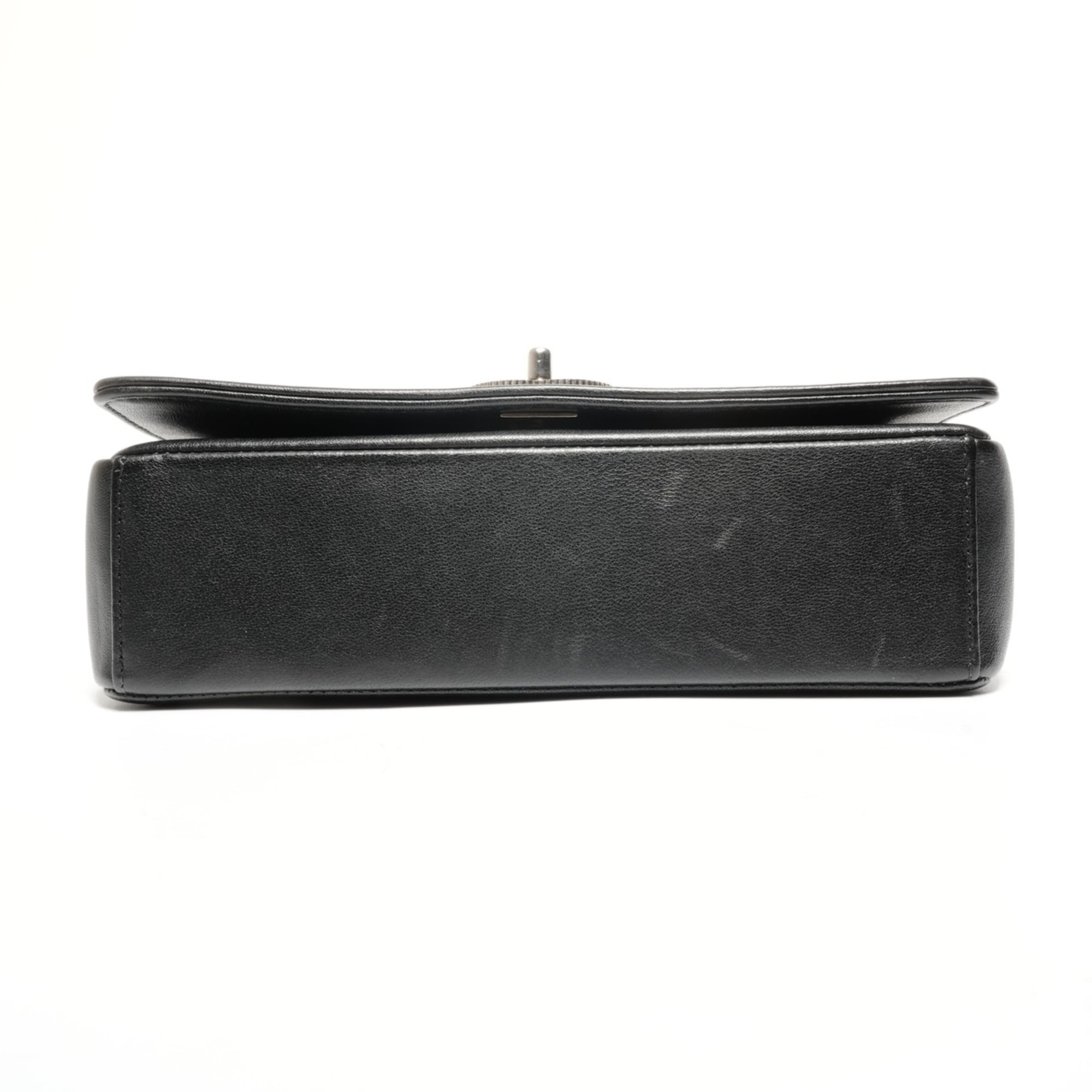 Chanel Black Leather Shoulder Bag (Pre-Owned)