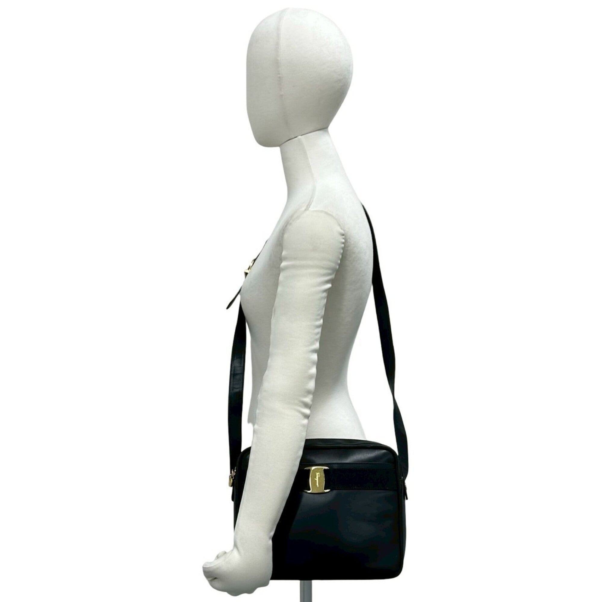 Salvatore Ferragamo Black Leather Pochette Shoulder Bag (Pre-Owned)