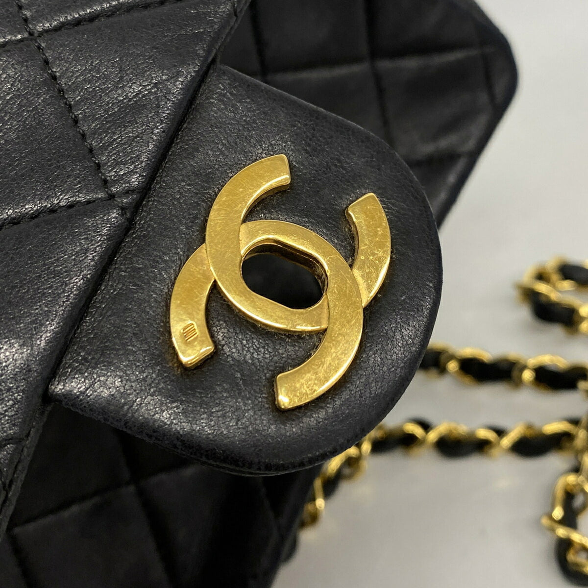 Chanel Black Leather Shoulder Bag (Pre-Owned)