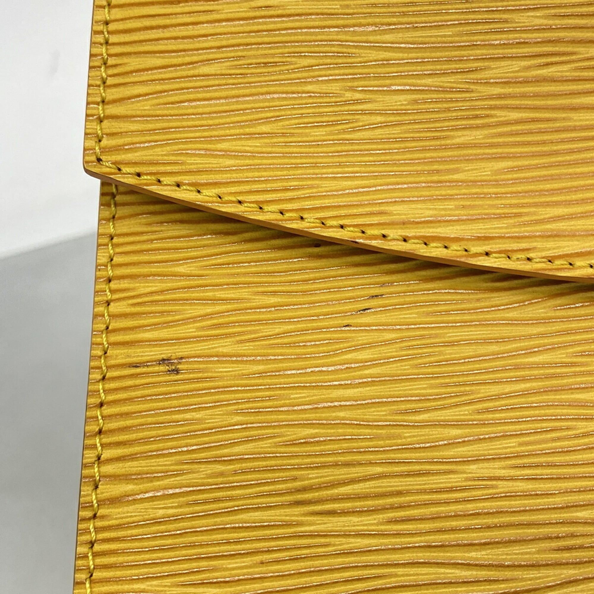 Louis Vuitton Jaune Handbag (Pre-Owned)