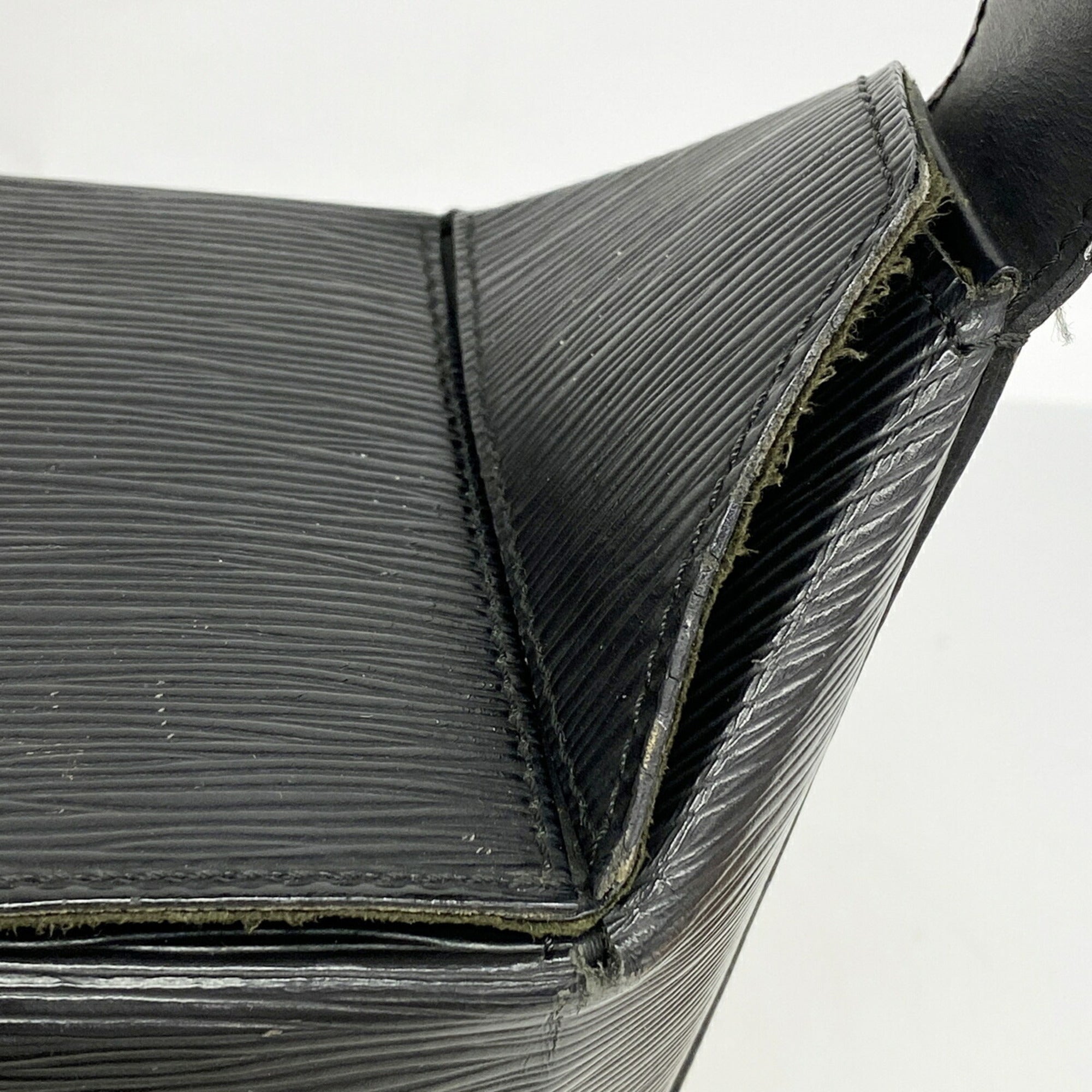 Louis Vuitton Noir Shoulder Bag (Pre-Owned)