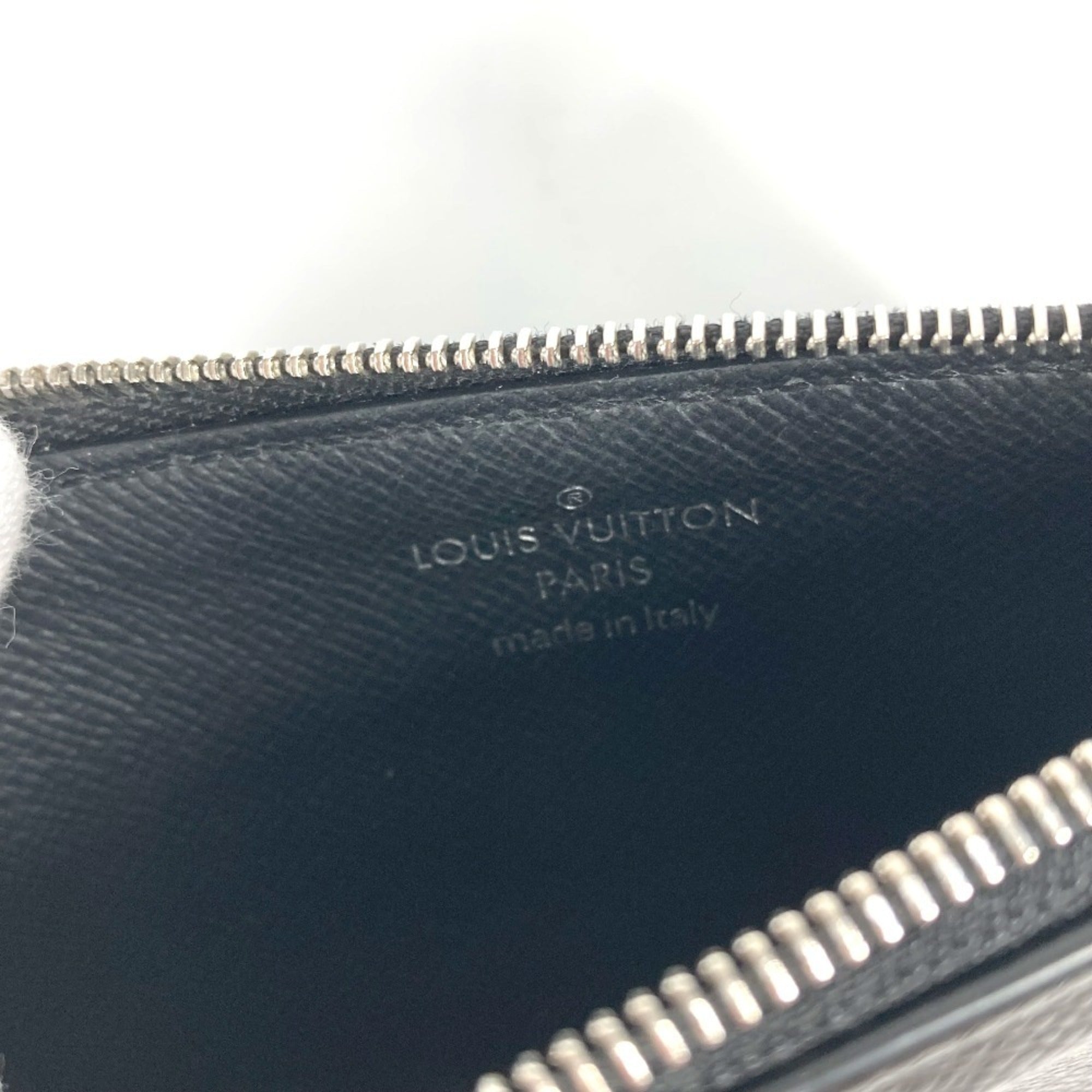 Louis Vuitton Taiga Black Taiga Leather Coin Purse/Coin Case (Pre-Owned)
